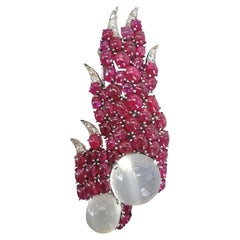 Brosche aus Platin mit Rubin, Mondstein und Diamanten