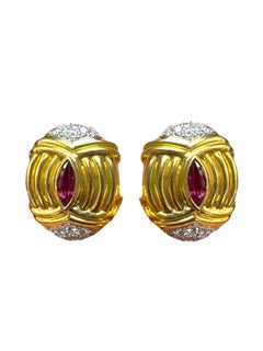 Boucles d'oreilles à pince en or 18K des années 1980 avec rubis et diamants