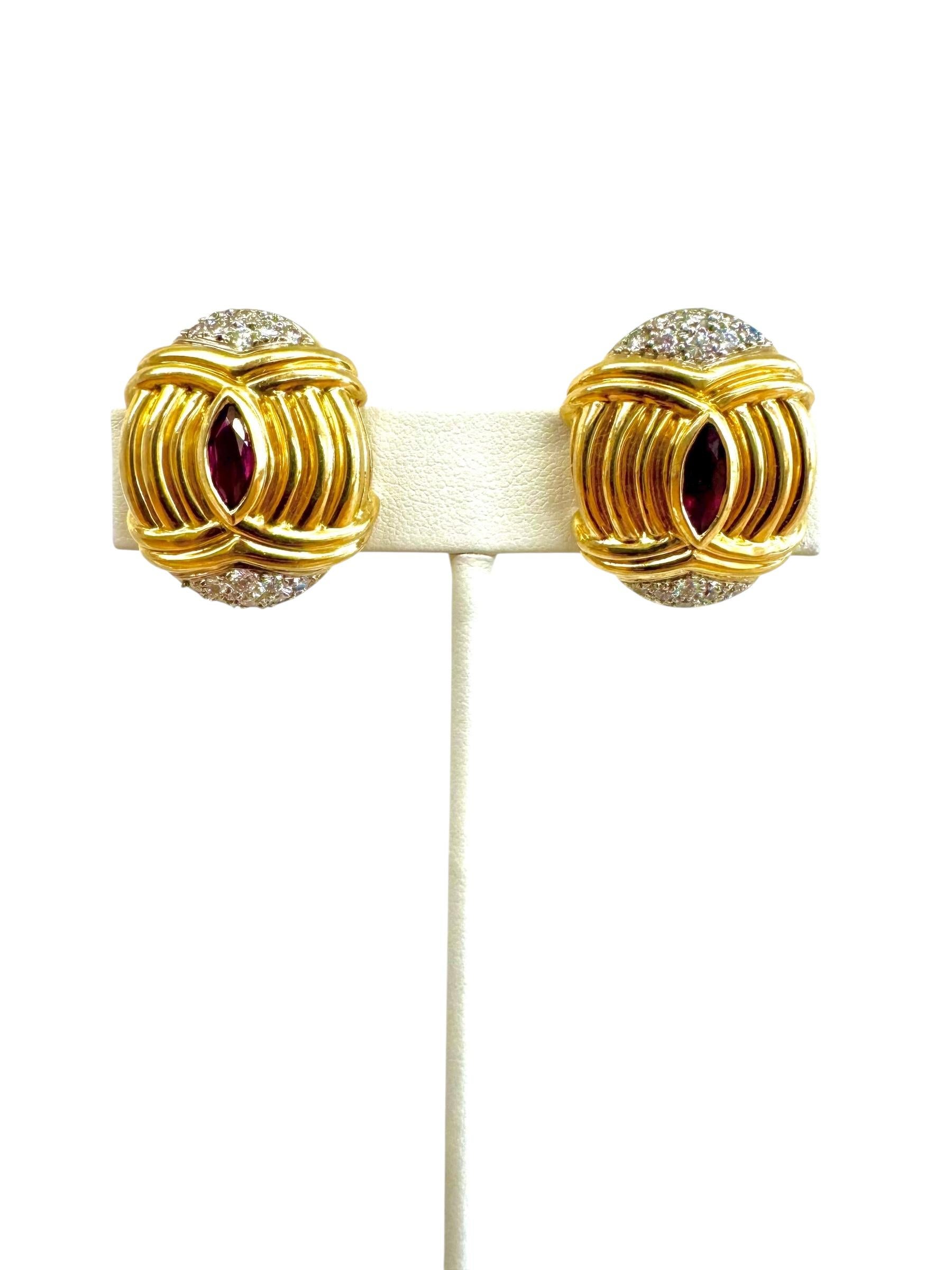 Audaci orecchini a clip in oro 18 carati degli anni '80 con rubini e diamanti in vendita 1