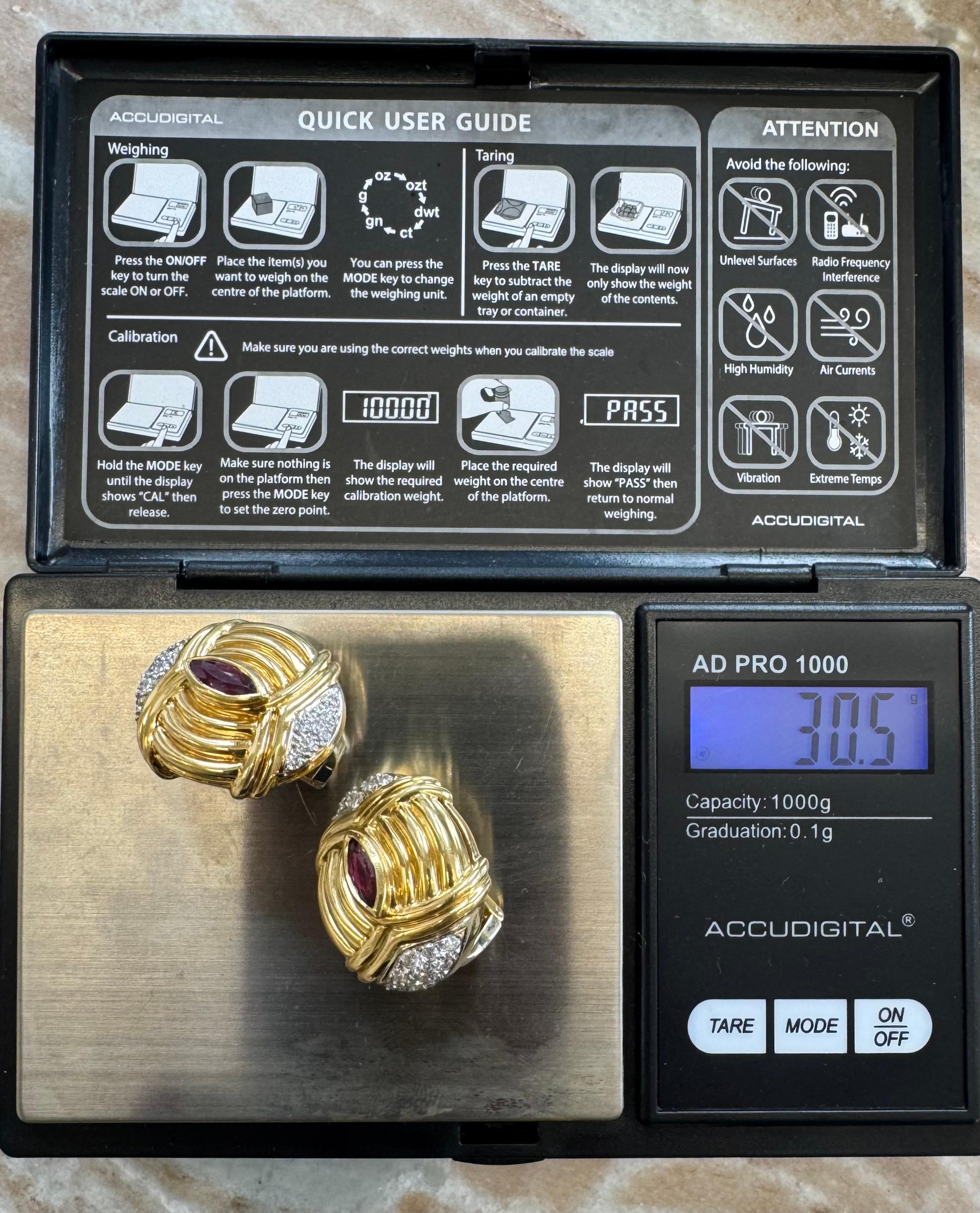 Audaci orecchini a clip in oro 18 carati degli anni '80 con rubini e diamanti in vendita 4