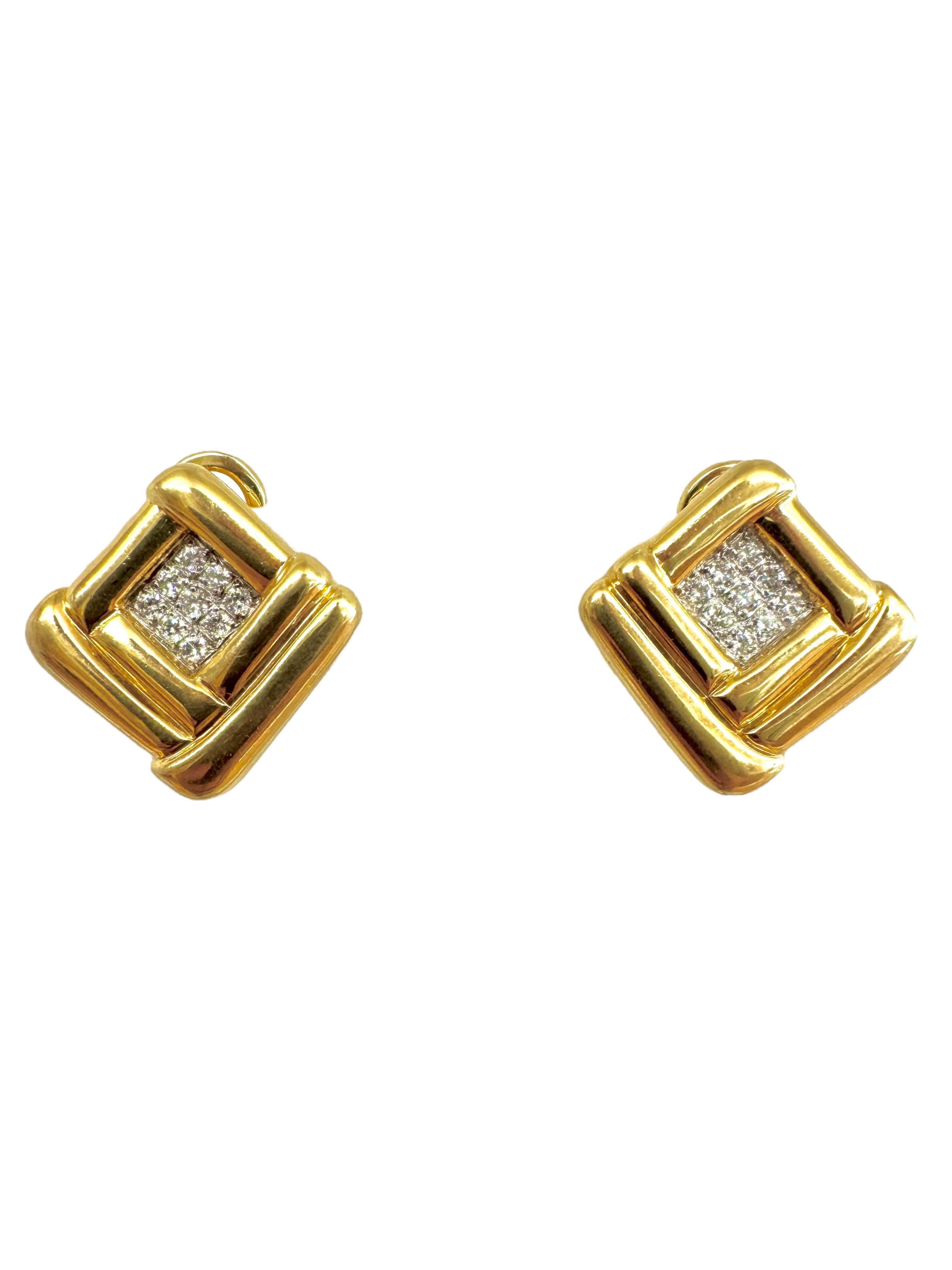 Une paire de boucles d'oreilles clips en or jaune 18 carats, audacieuse et sculpturale, présentant un design carré frappant formé par des bordures d'or tubulaires arrondies enfermant un panneau central de diamants pavés. Les diamants, totalisant