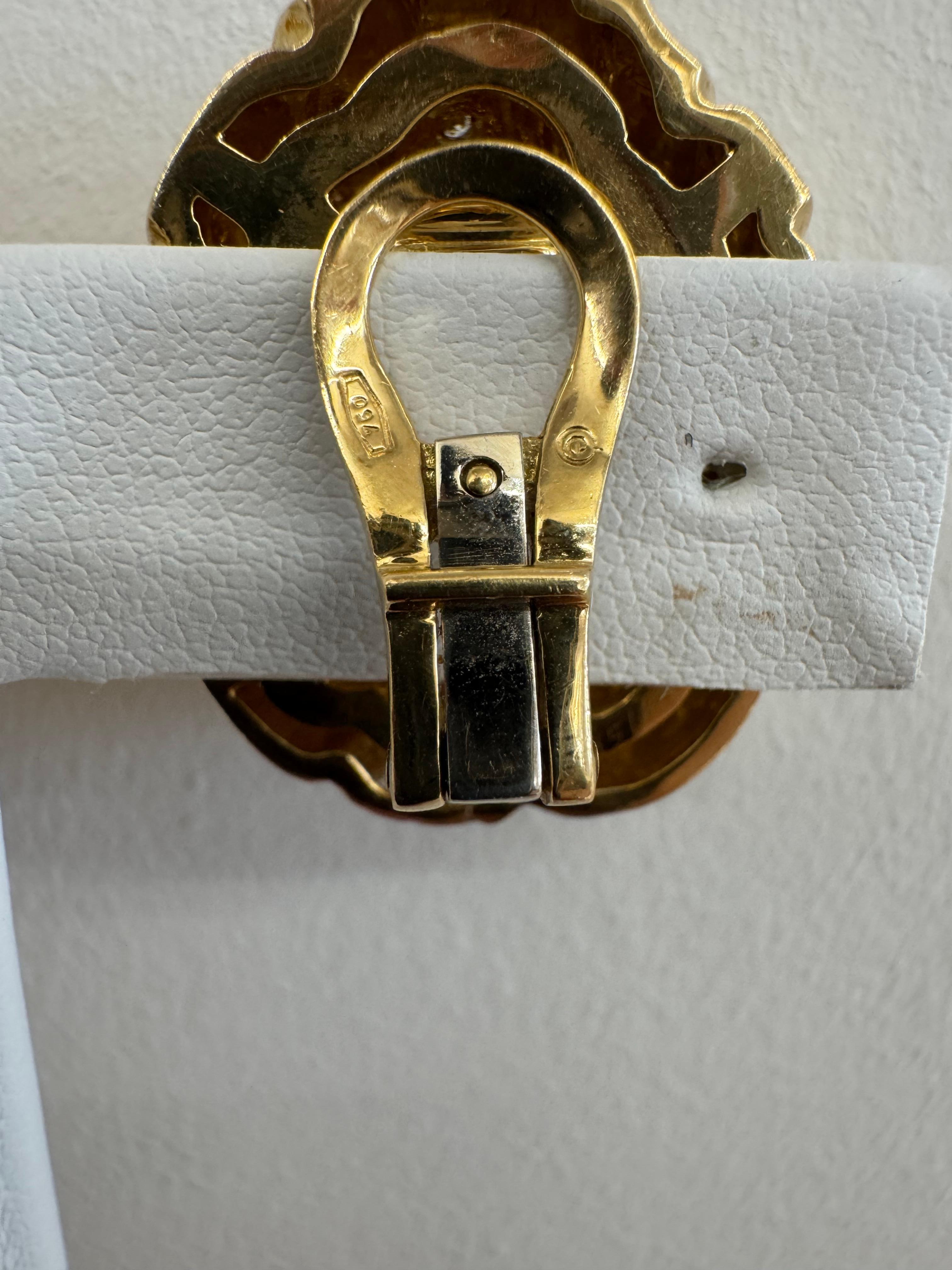 Orecchini a clip con volute di diamanti e oro 18 carati In condizioni ottime in vendita a Great Neck Plaza, NY