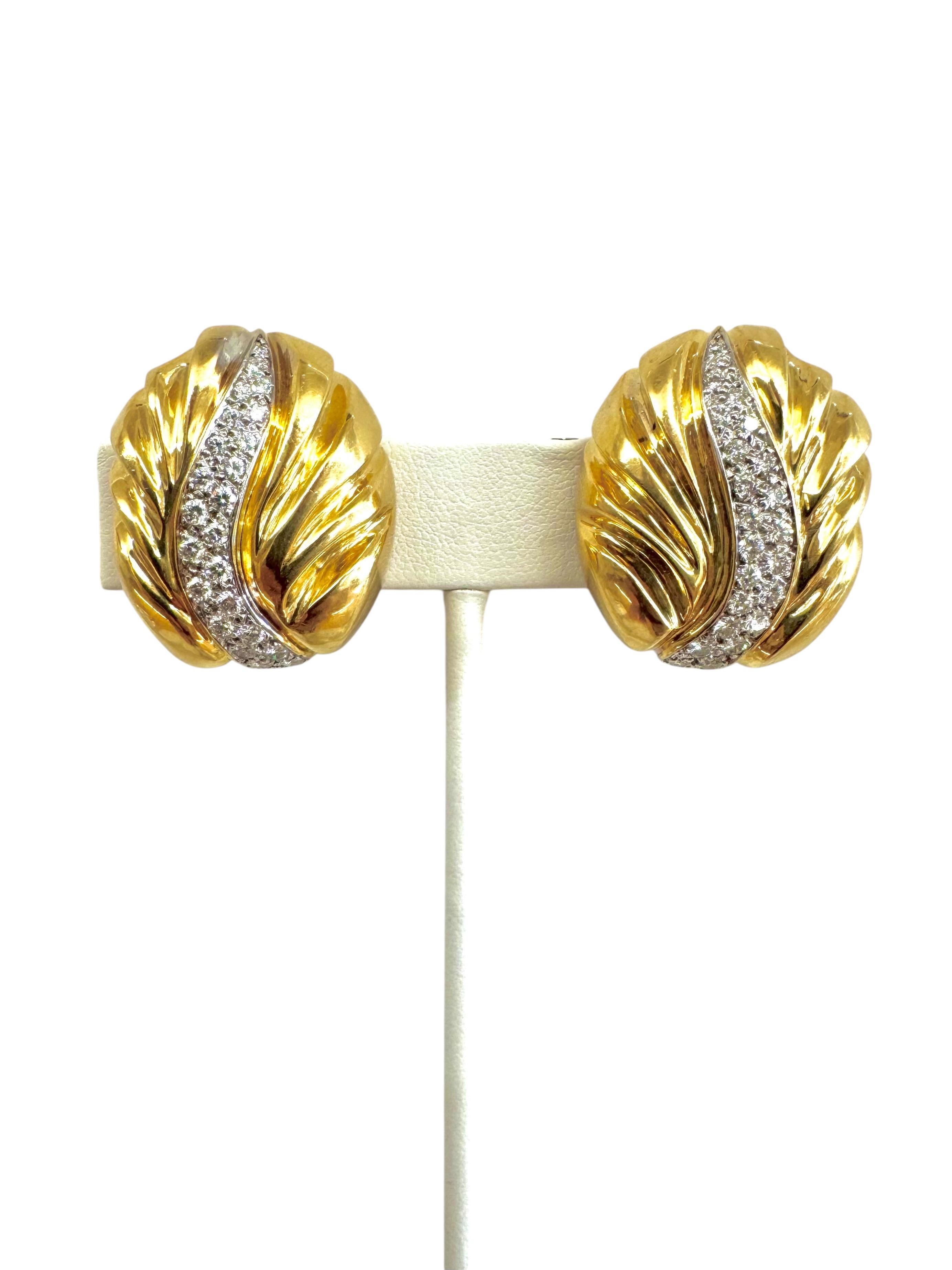 Orecchini a clip con volute di diamanti e oro 18 carati in vendita 3