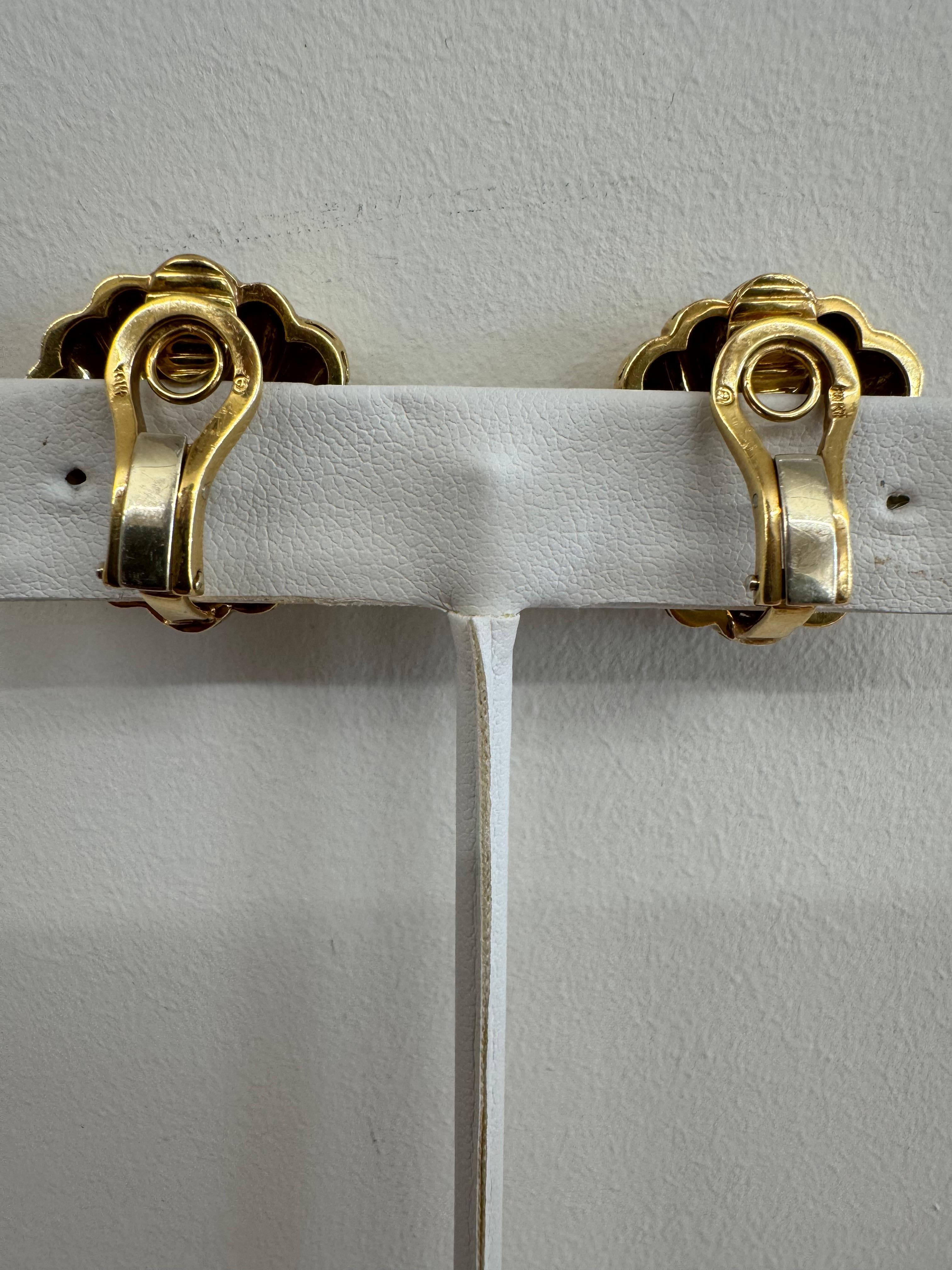 Taille brillant Boucles d'oreilles clips en or jaune 18K et pavé de diamants en vente