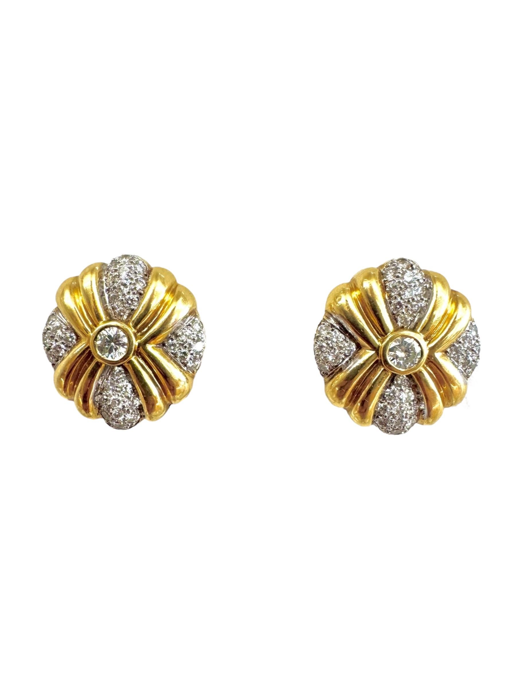 Boucles d'oreilles clips en or jaune 18K et pavé de diamants en vente