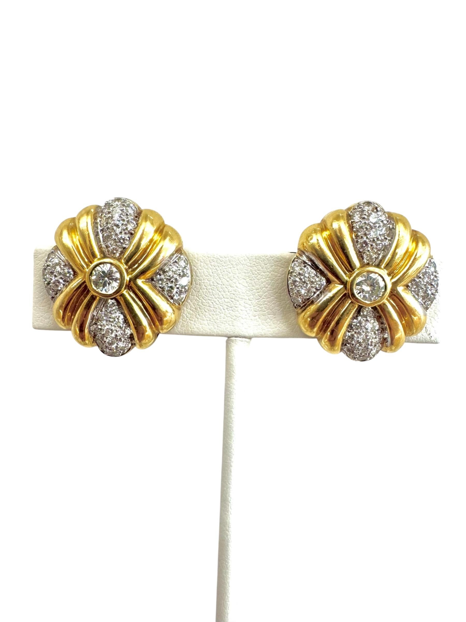 Boucles d'oreilles clips en or jaune 18K et pavé de diamants en vente 1