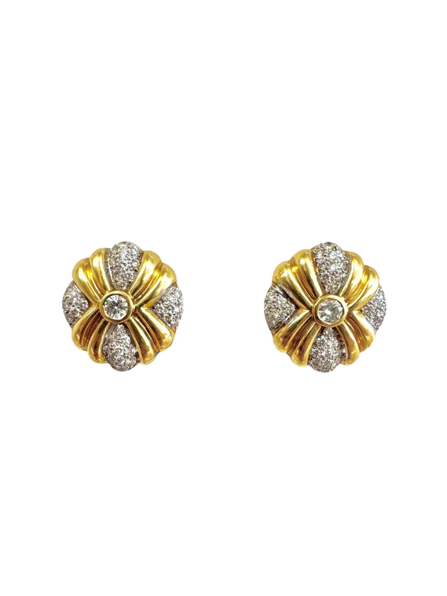 Boucles d'oreilles clips en or jaune 18K et pavé de diamants en vente 4