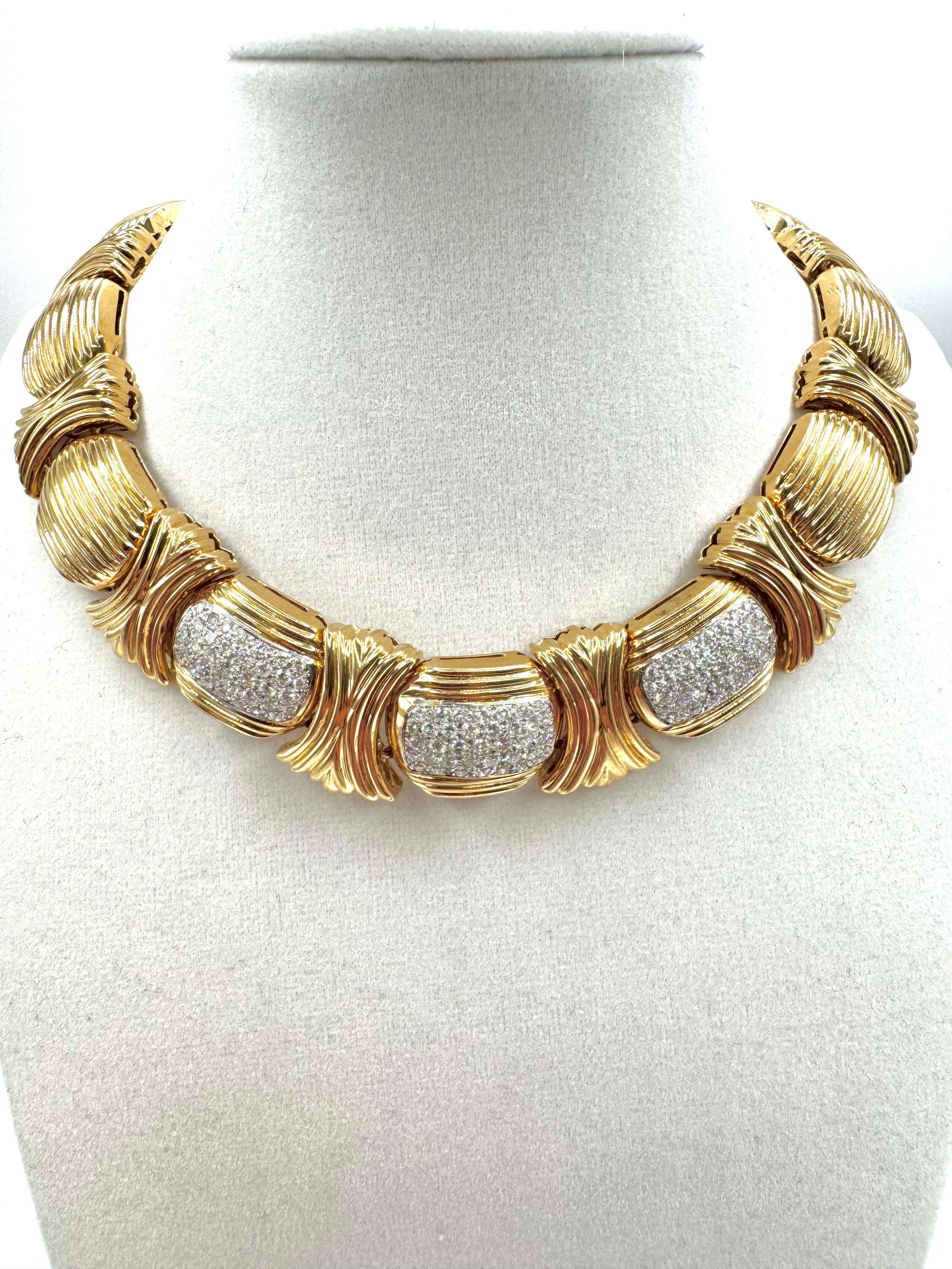 Realizzata in oro giallo 18 carati, questa collana di grande impatto presenta un design a maglie ondulate, audace e fluido. Con circa 1,40 carati di diamanti tondi brillanti incastonati a intermittenza, la collana offre un accattivante contrasto di