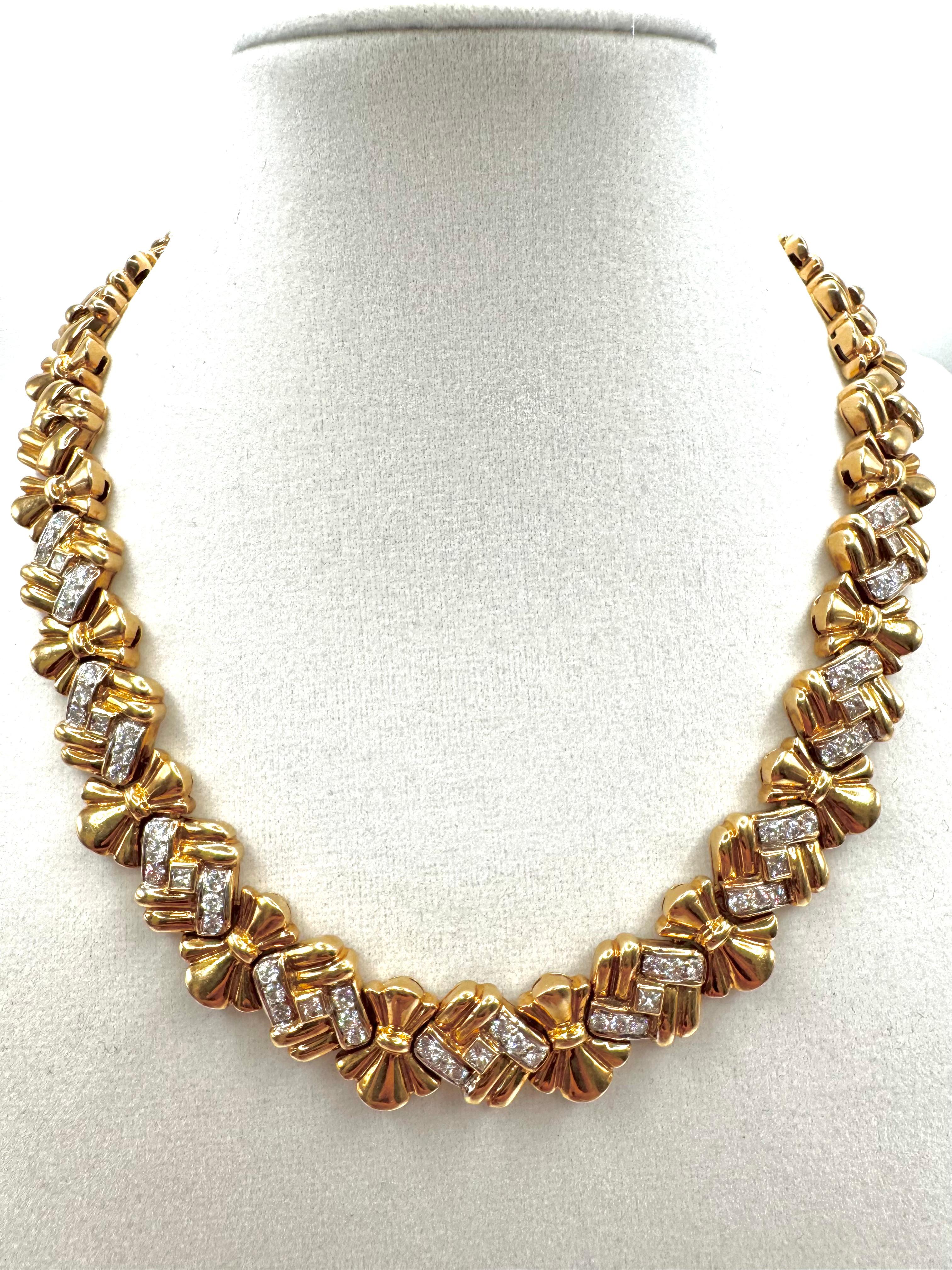 Un collier de créateur remarquable, réalisé en or jaune 18 carats, qui présente un élégant motif floral rehaussé de maillons incrustés de diamants. La pièce est sertie de 9 diamants de taille carrée et de 54 diamants ronds de taille brillant,