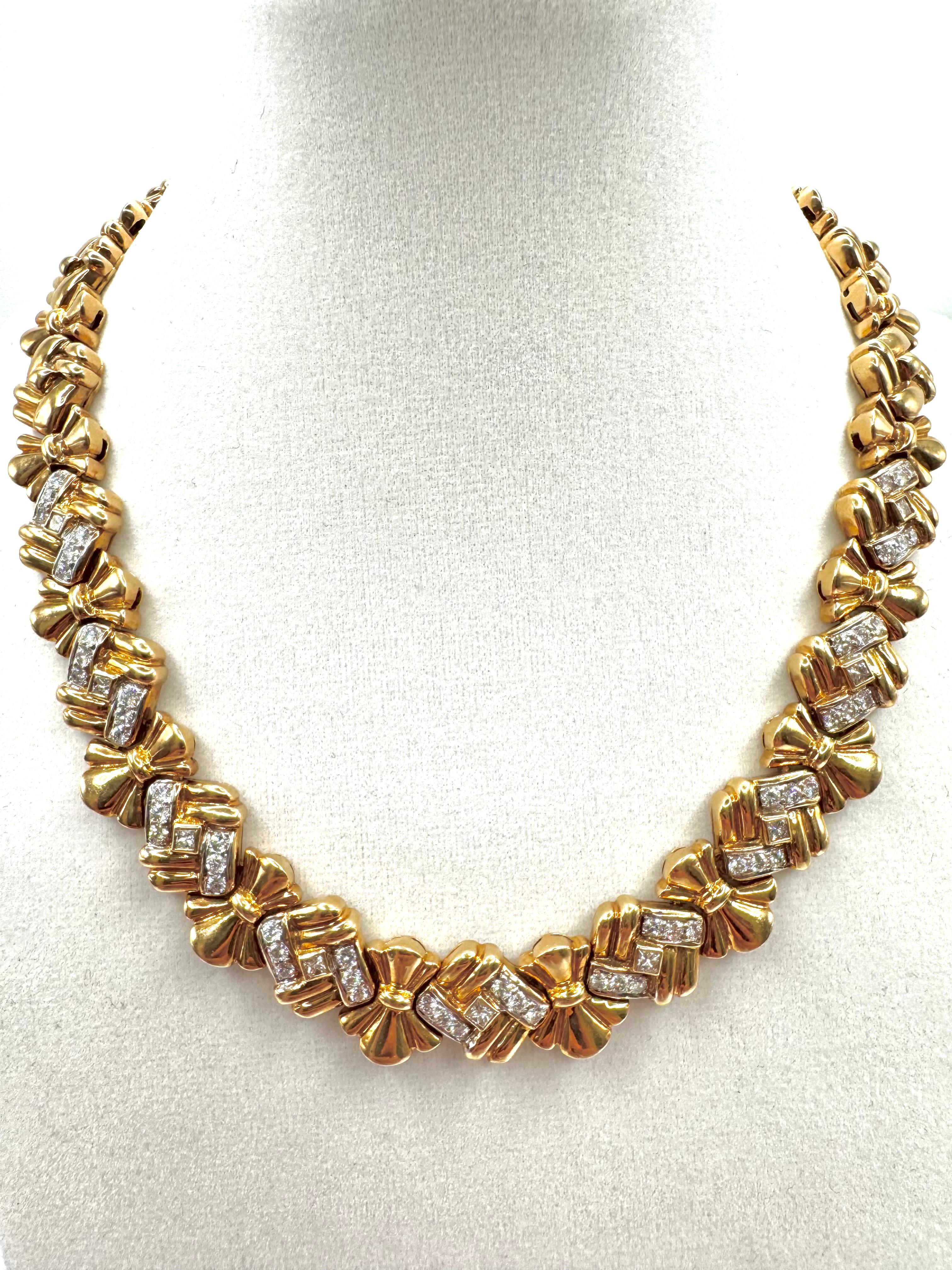 Taille ronde Collier en or jaune 18 carats avec diamants carrés et ronds en vente