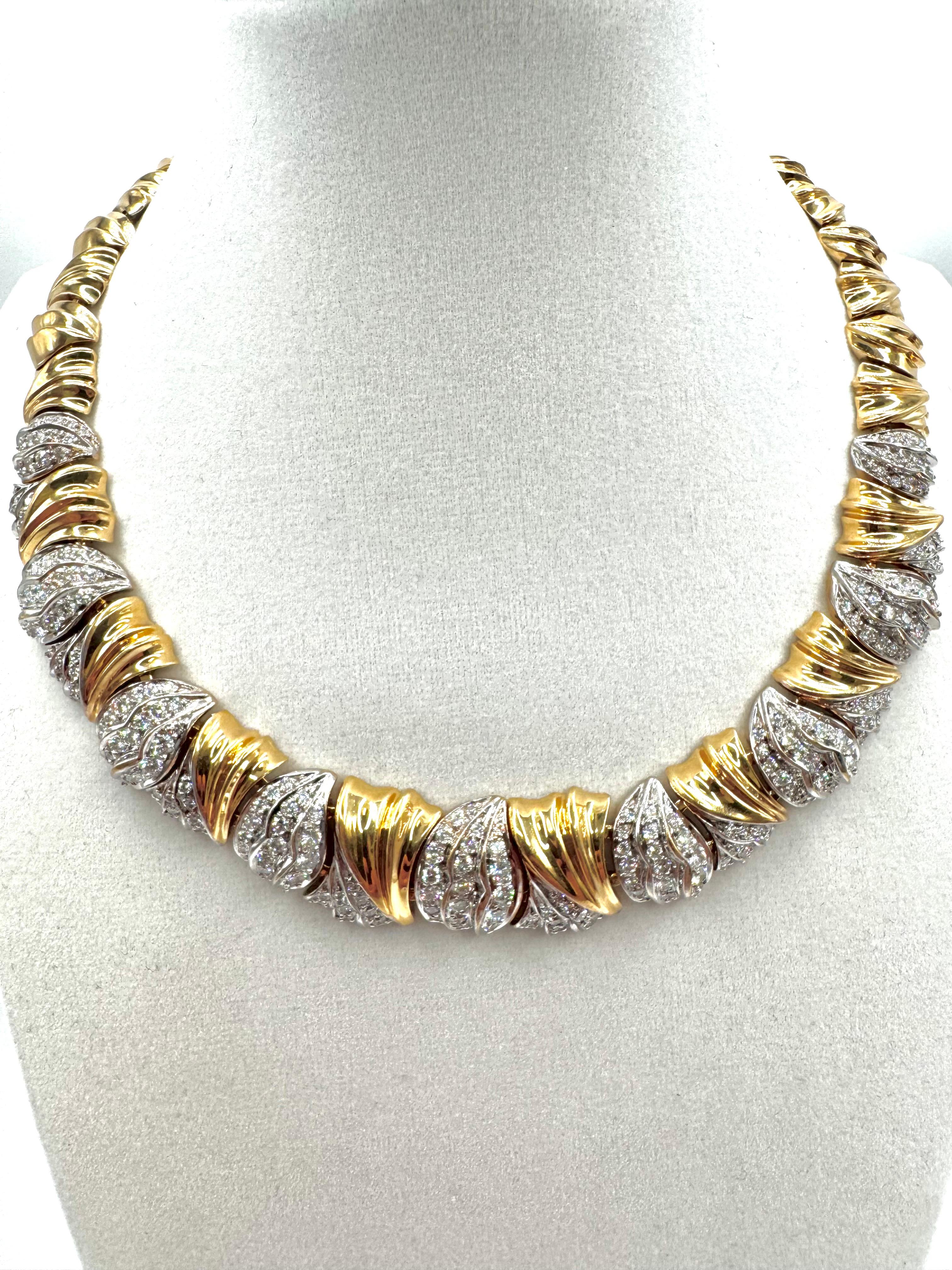 Fai una dichiarazione audace e allo stesso tempo elegante con questa squisita collana in oro giallo 18 carati, magistralmente realizzata con 241 diamanti rotondi a taglio brillante per un totale di circa 9,10 carati. Ogni diamante è incastonato