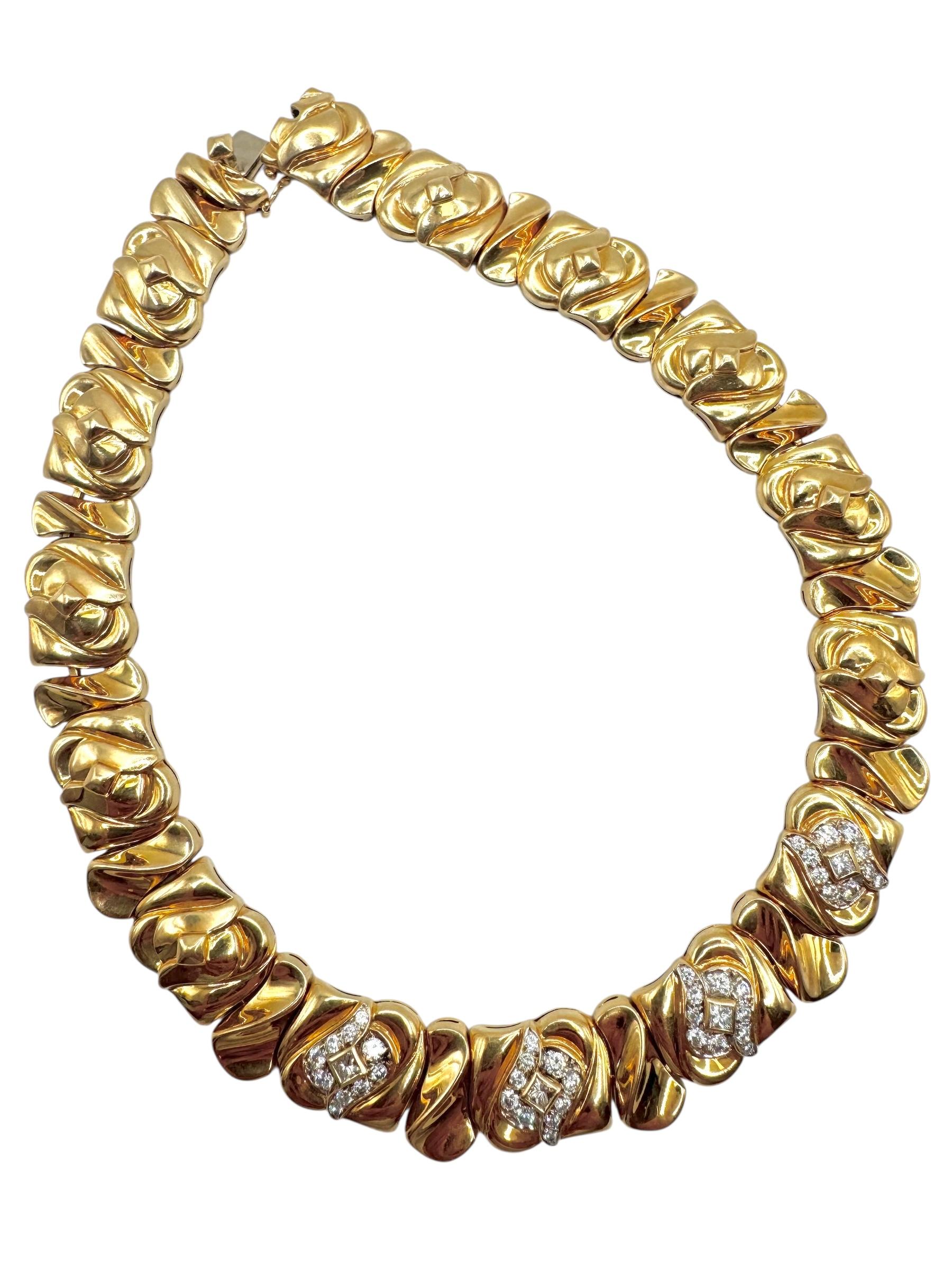 Collana a vortice in oro giallo 18K con diamanti quadrati e rotondi In condizioni ottime in vendita a Great Neck Plaza, NY