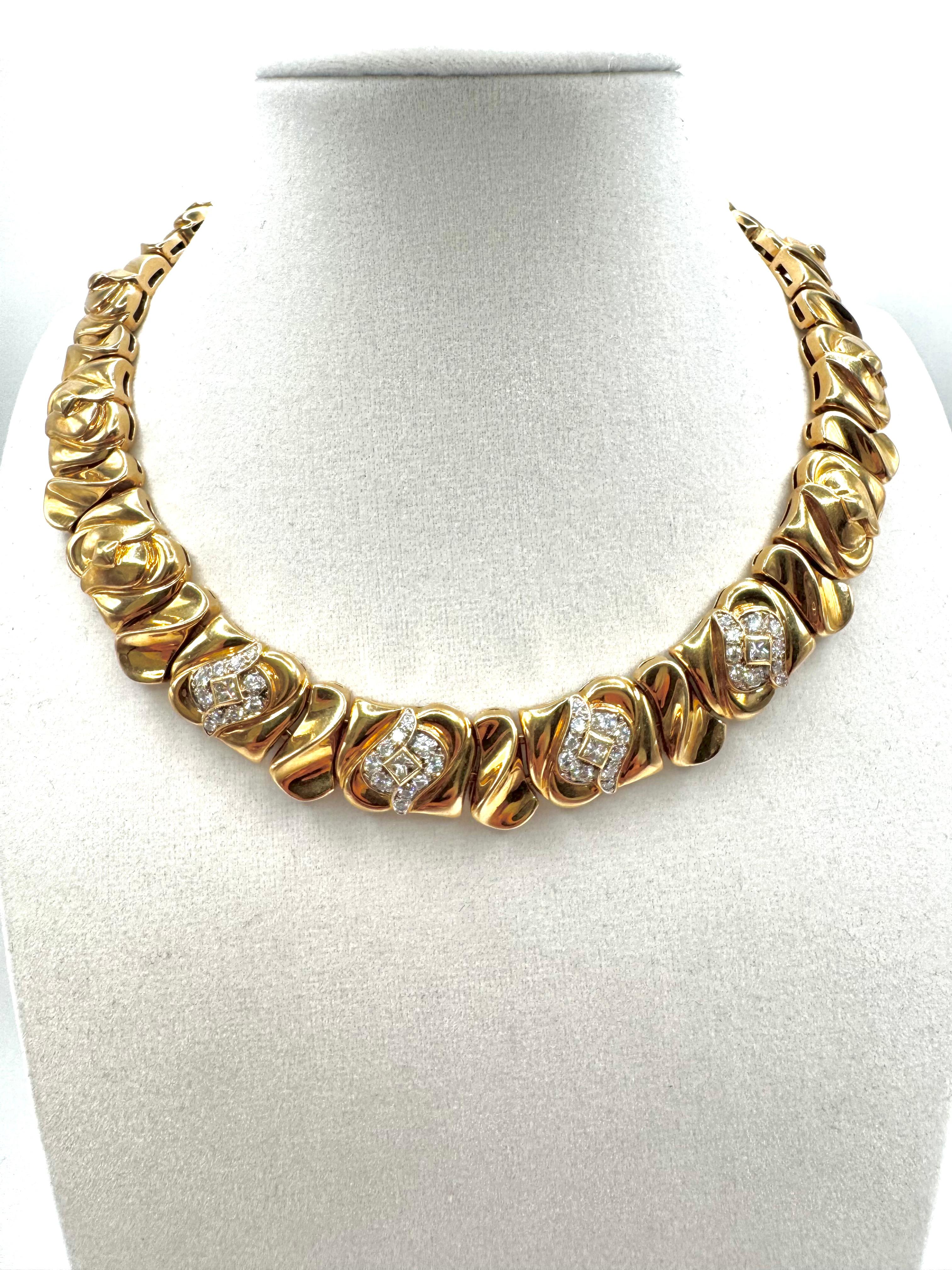 Questa sofisticata collana in oro giallo 18 carati presenta un sorprendente design di maglie scolpite a forma di onda con 40 diamanti rotondi con taglio a brillante e 4 diamanti con taglio quadrato, per un totale di circa 4,00 carati. La