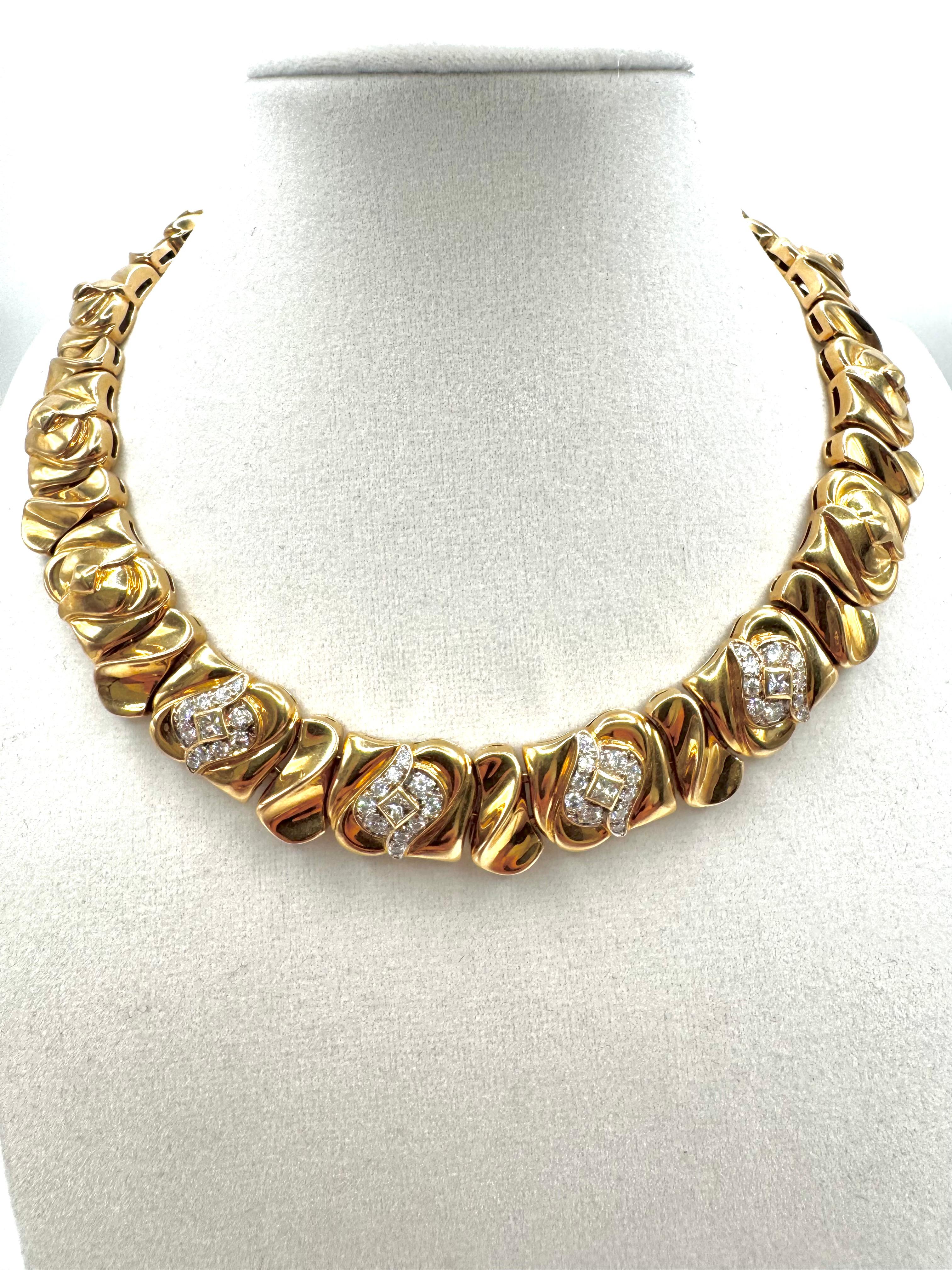 Taglio rotondo Collana a vortice in oro giallo 18K con diamanti quadrati e rotondi in vendita