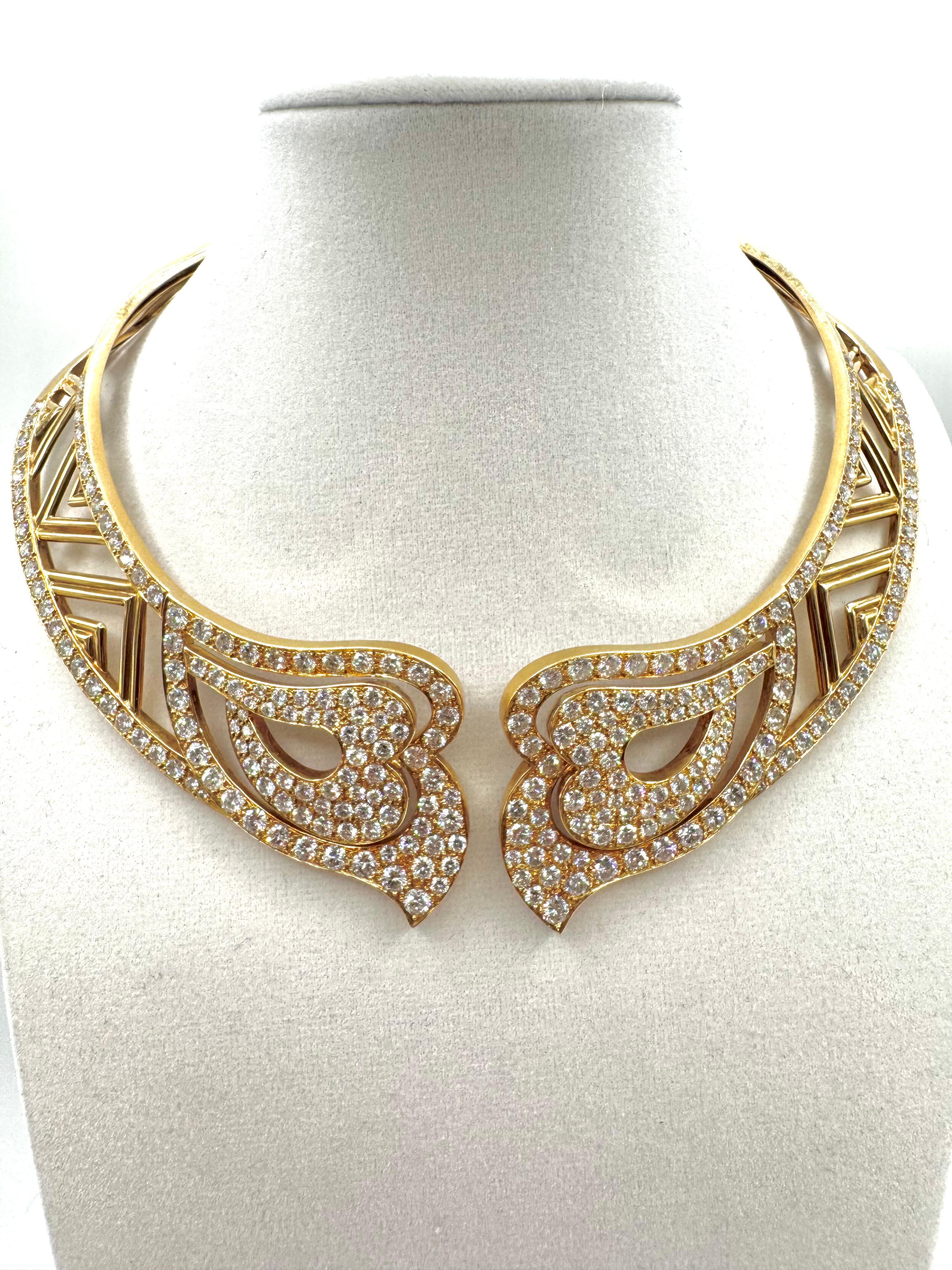 Questo girocollo vintage è realizzato con maestria in oro giallo 18 carati e incastonato con circa 23,34 carati di diamanti a taglio brillante. Il design presenta due motivi a forma di cuore sul davanti, con pavé di diamanti scintillanti,