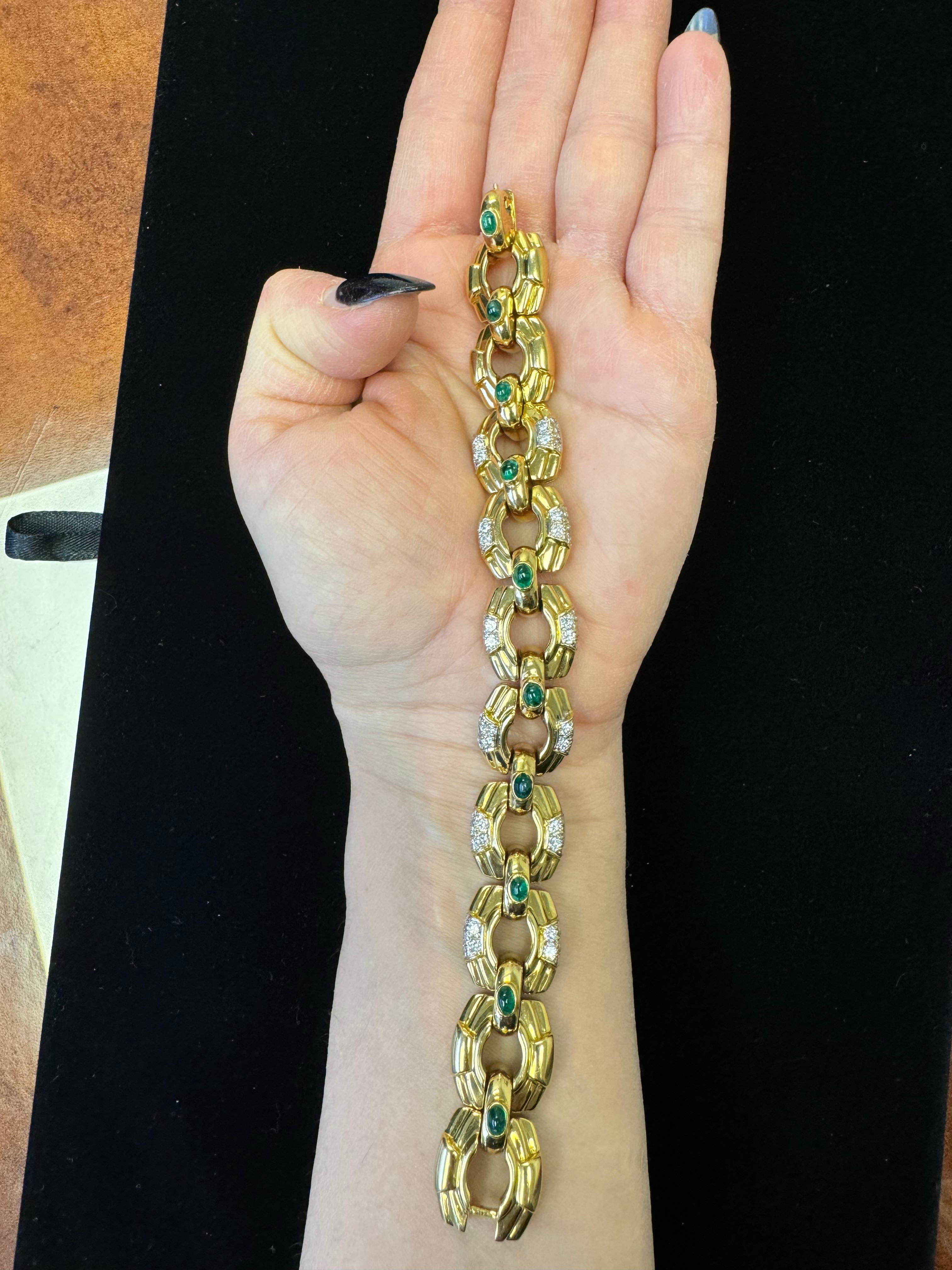 Pulsera de oro amarillo de 18 quilates de los años 70 con esmeraldas cabujón y diamantes talla brillante en venta 2