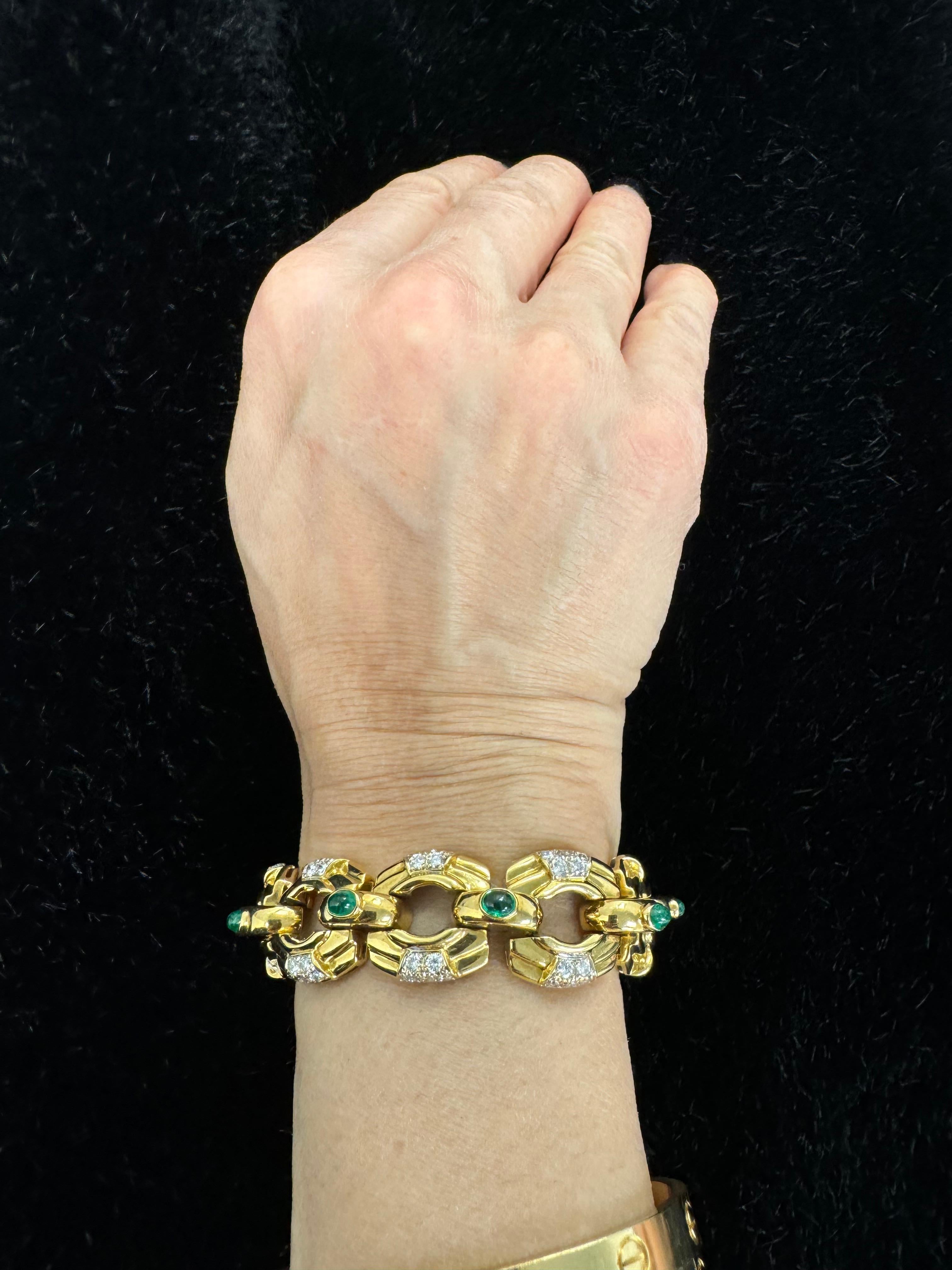 Pulsera de oro amarillo de 18 quilates de los años 70 con esmeraldas cabujón y diamantes talla brillante en Excelente estado para la venta en Great Neck Plaza, NY