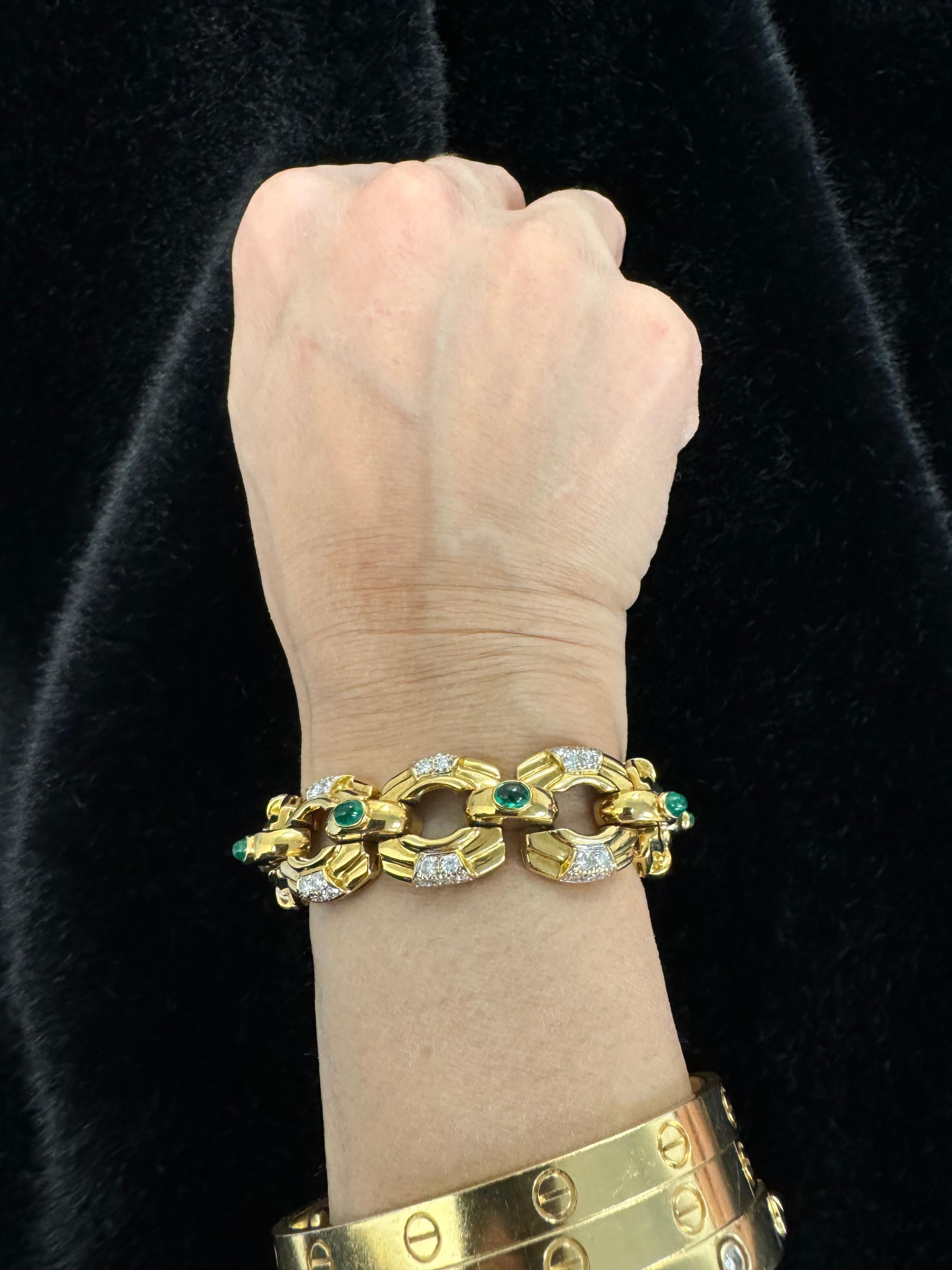 Esta pulsera de oro amarillo de 18 quilates, una pieza atrevida y elegante de la década de 1970, presenta un llamativo diseño de eslabones engastados con 10 esmeraldas cabujón verde intenso y 60 diamantes talla brillante que suman aproximadamente