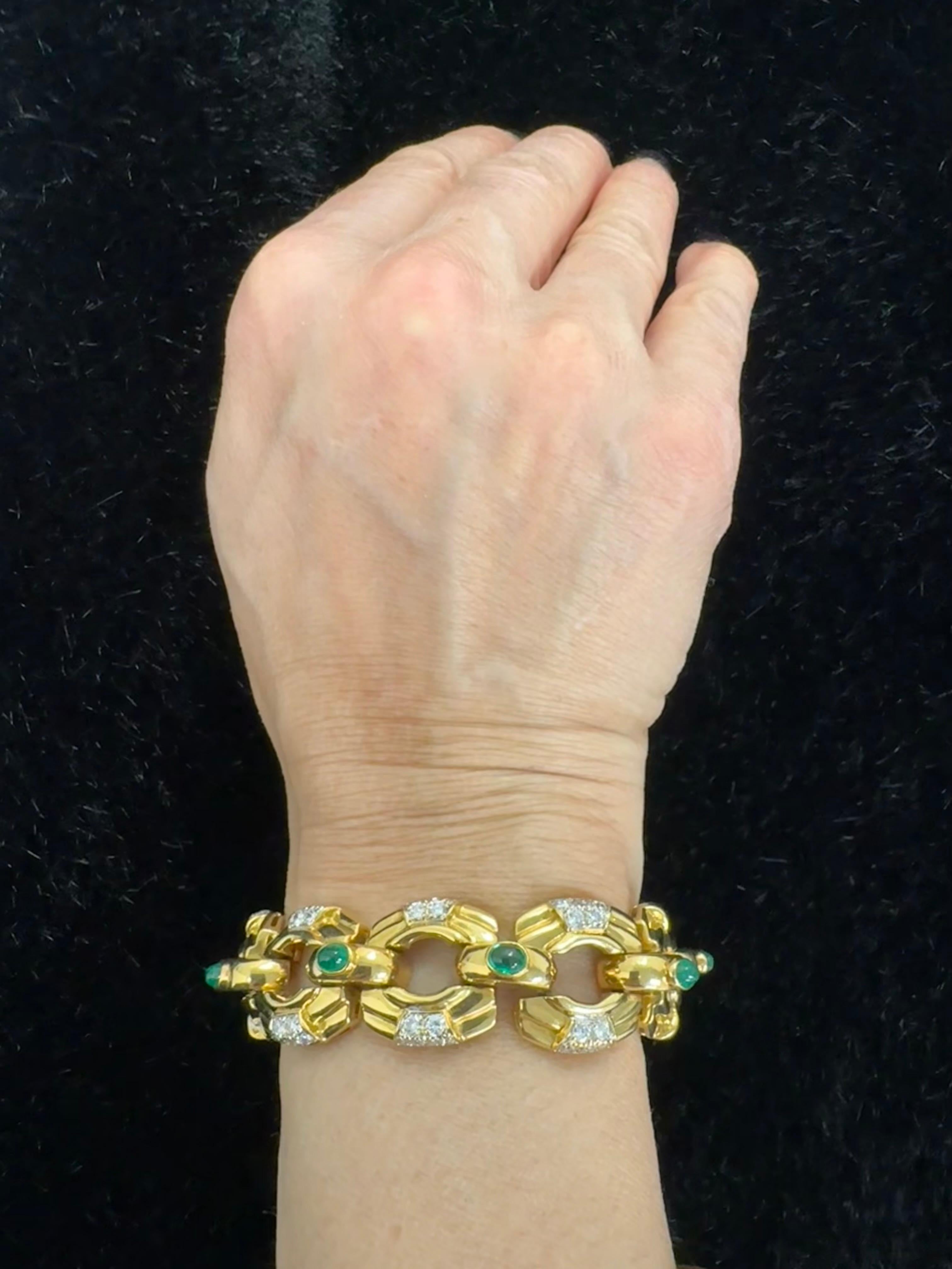 Pulsera de oro amarillo de 18 quilates de los años 70 con esmeraldas cabujón y diamantes talla brillante Corte brillante en venta