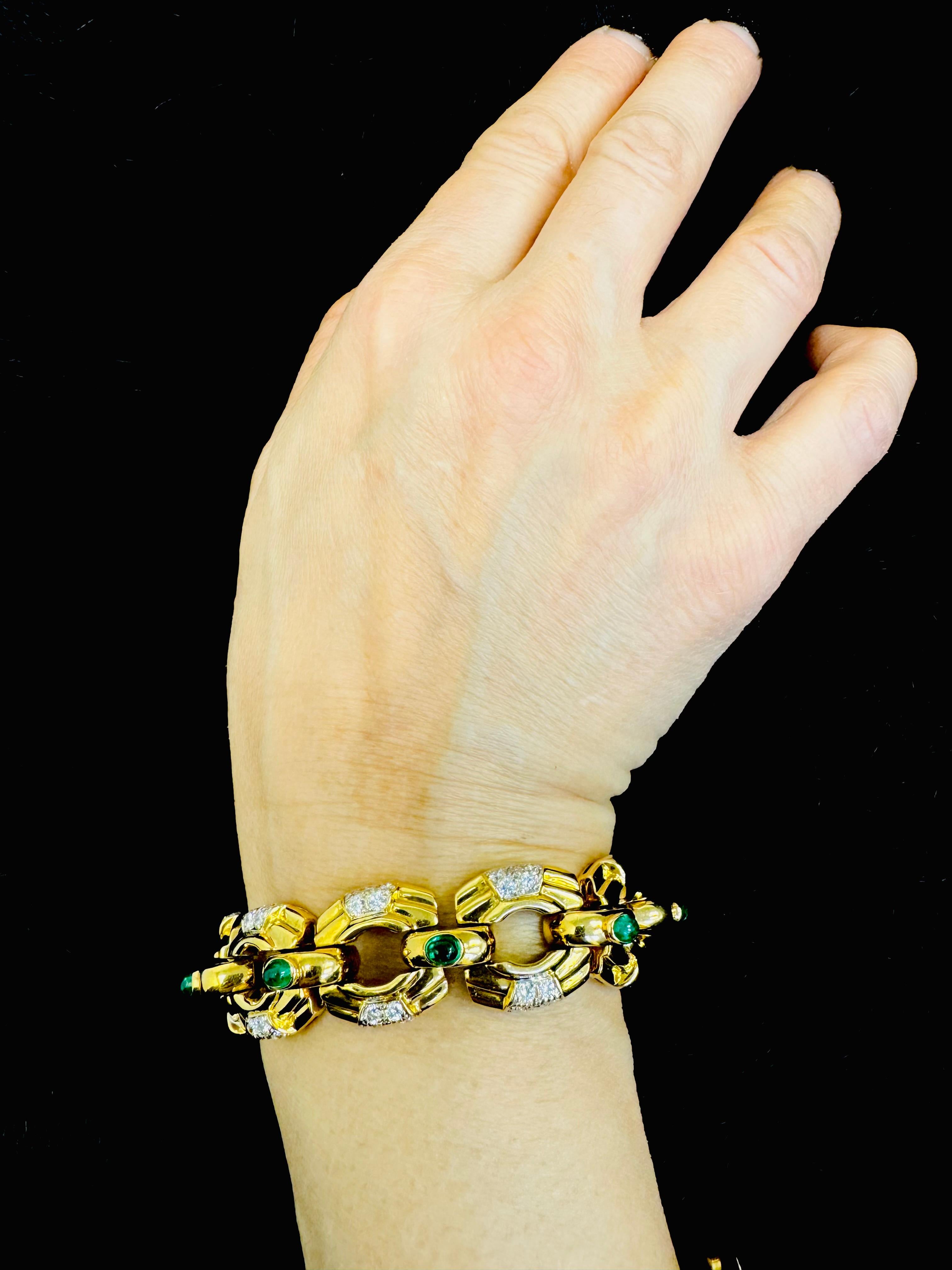 Femenino o masculino Pulsera de oro amarillo de 18 quilates de los años 70 con esmeraldas cabujón y diamantes talla brillante en venta