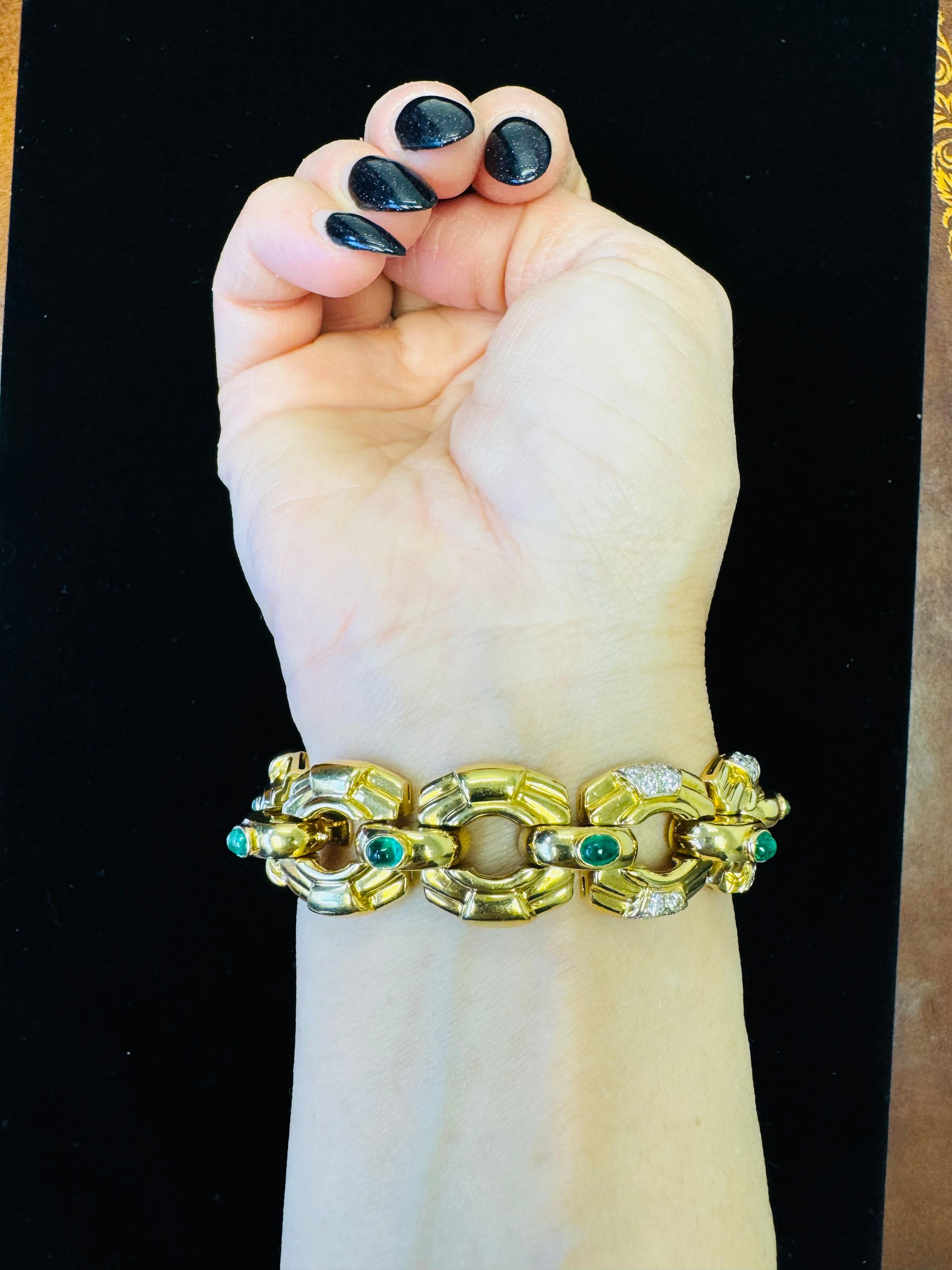 Pulsera de oro amarillo de 18 quilates de los años 70 con esmeraldas cabujón y diamantes talla brillante en venta 1
