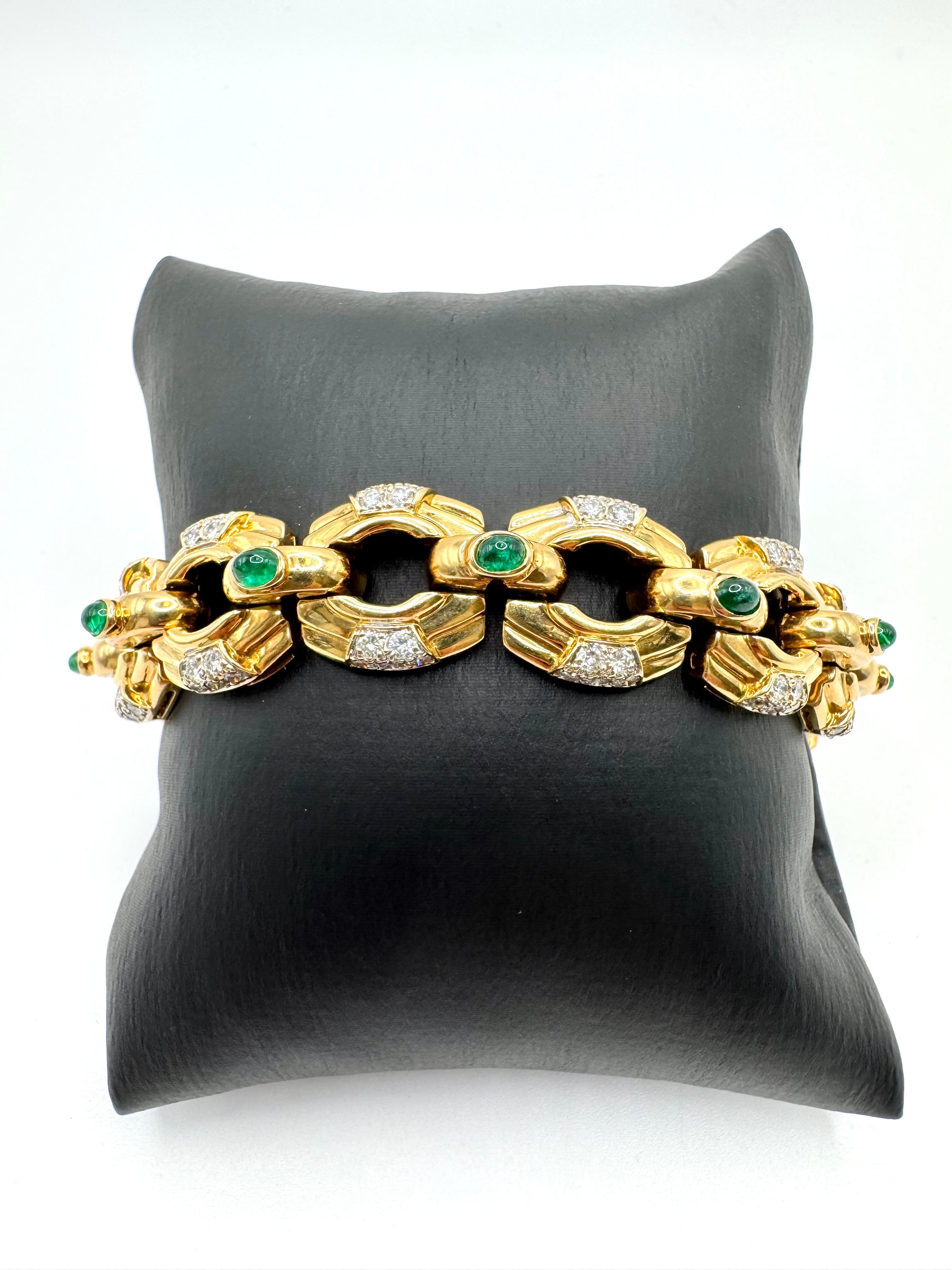 Pulsera de oro amarillo de 18 quilates de los años 70 con esmeraldas cabujón y diamantes talla brillante en venta 4
