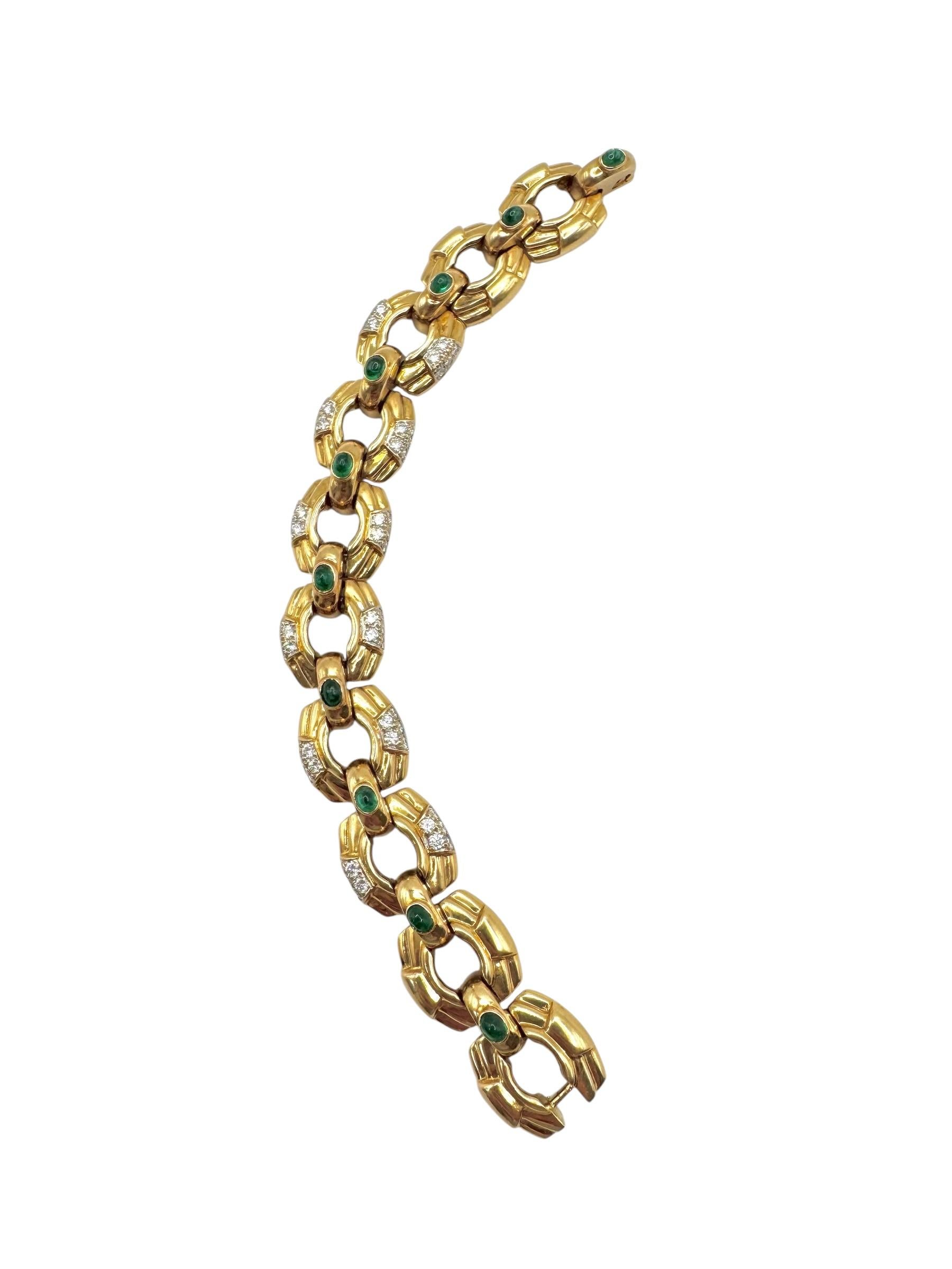 Pulsera de oro amarillo de 18 quilates de los años 70 con esmeraldas cabujón y diamantes talla brillante en venta 6