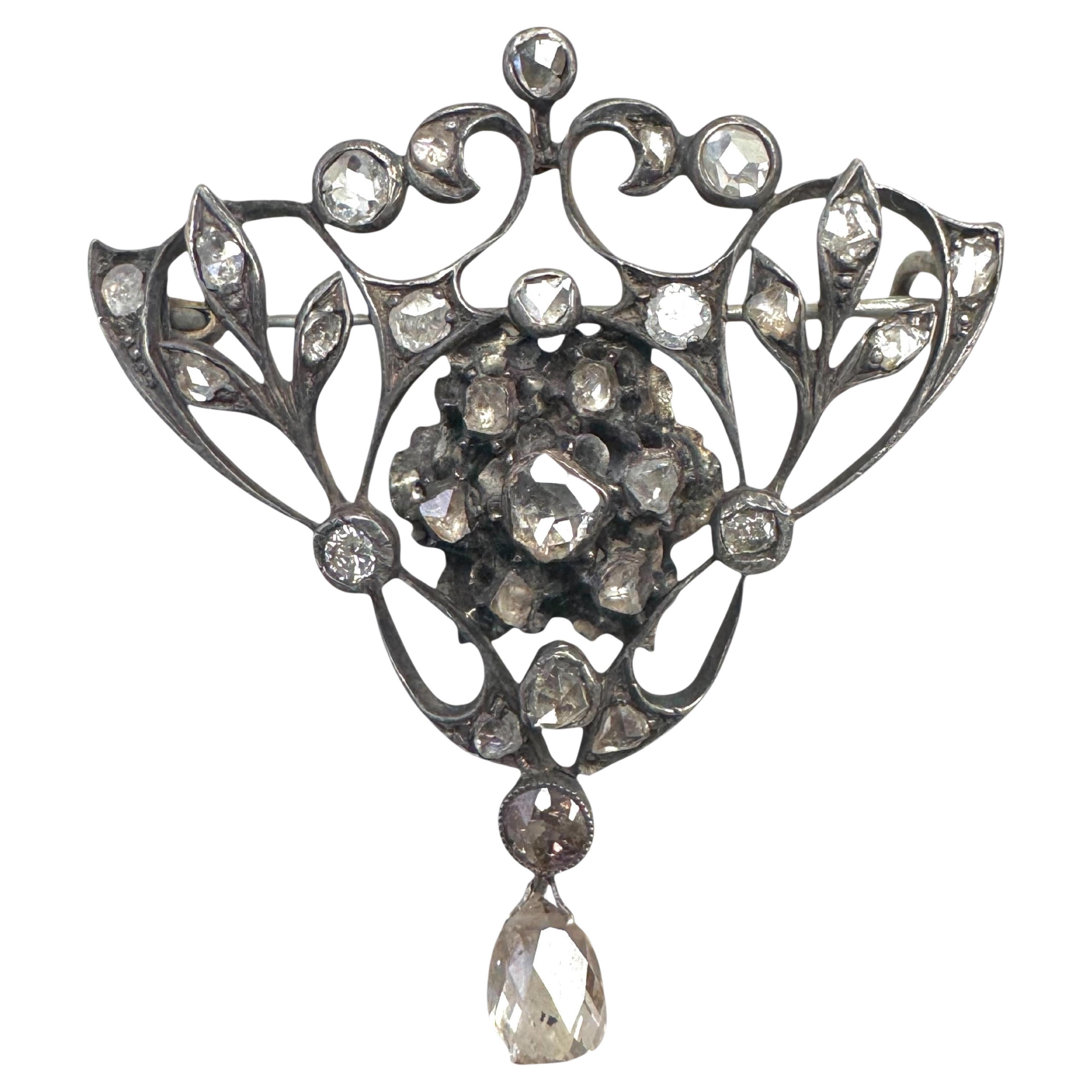 Antike 14K Gold
Silber Diamond Floral Brosche mit Briolette Tropfen, CIRCA 1880