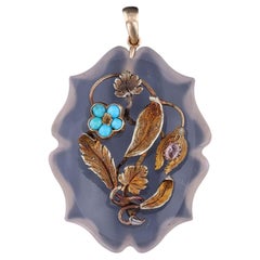 Colgante antiguo con forma de flor de calcedonia en oro de 16k
