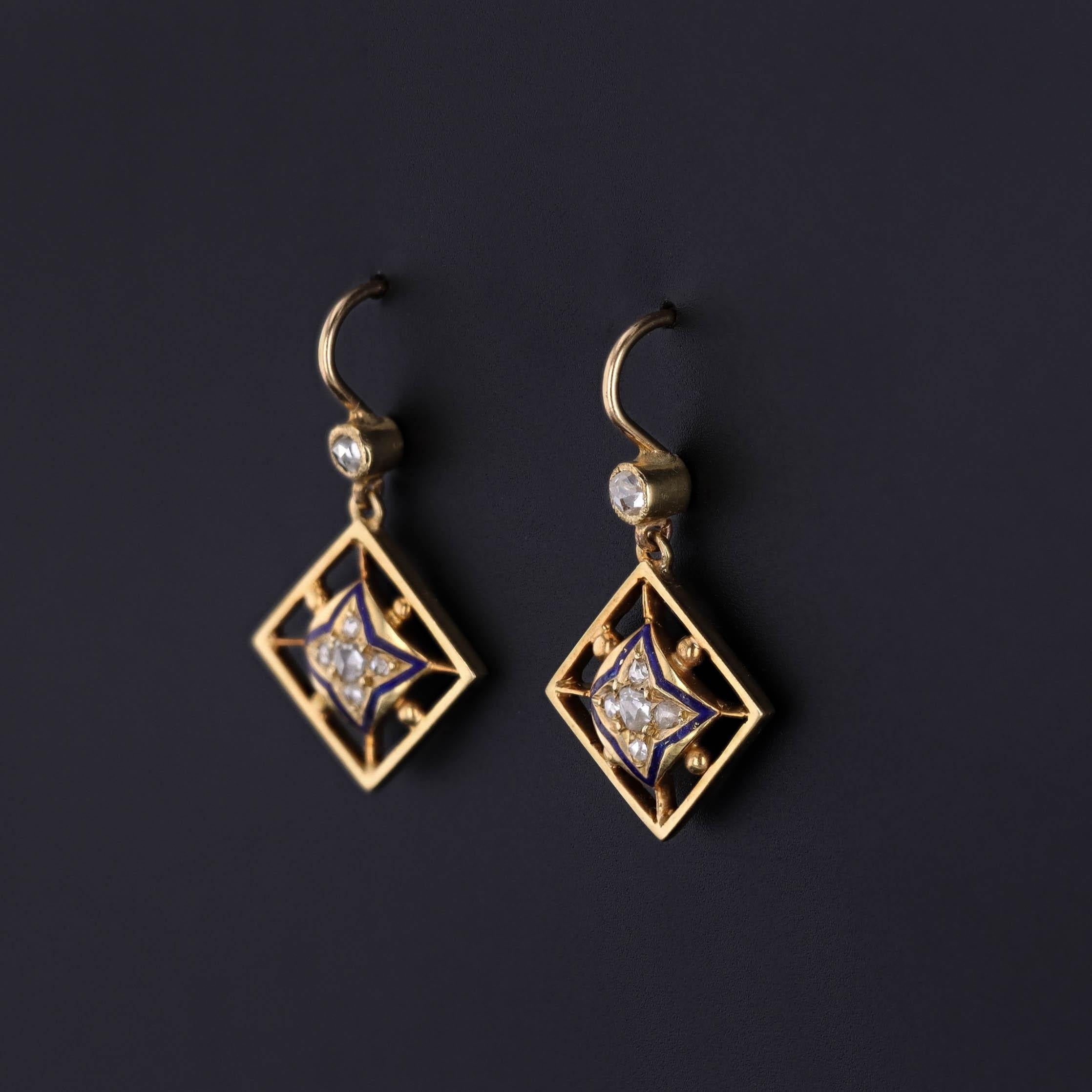 Boucles d'oreilles victoriennes en diamant taillé en rose et émail bleu (c. 1890-1900)

Datant de la fin de l'ère victorienne, ces boucles d'oreilles anciennes (vers 1890-1900) capturent magnifiquement le glamour tranquille d'une époque révolue.