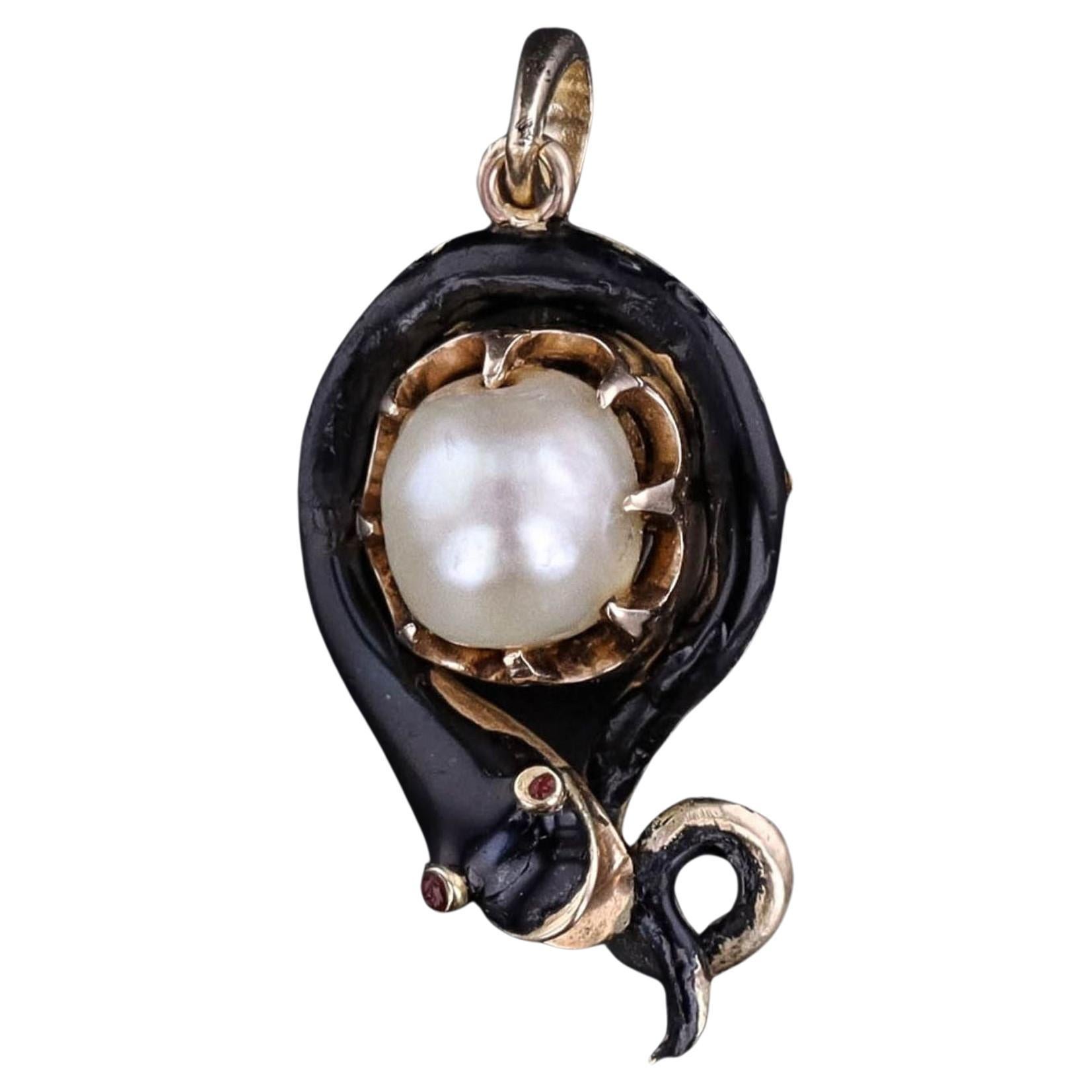 Antico ciondolo a forma di serpente Ouroboros con perla smaltata e oro 12k