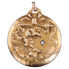 Jugendstil-Medaillon aus 10-karätigem Gold mit Efeu- und Schleifenmotiv