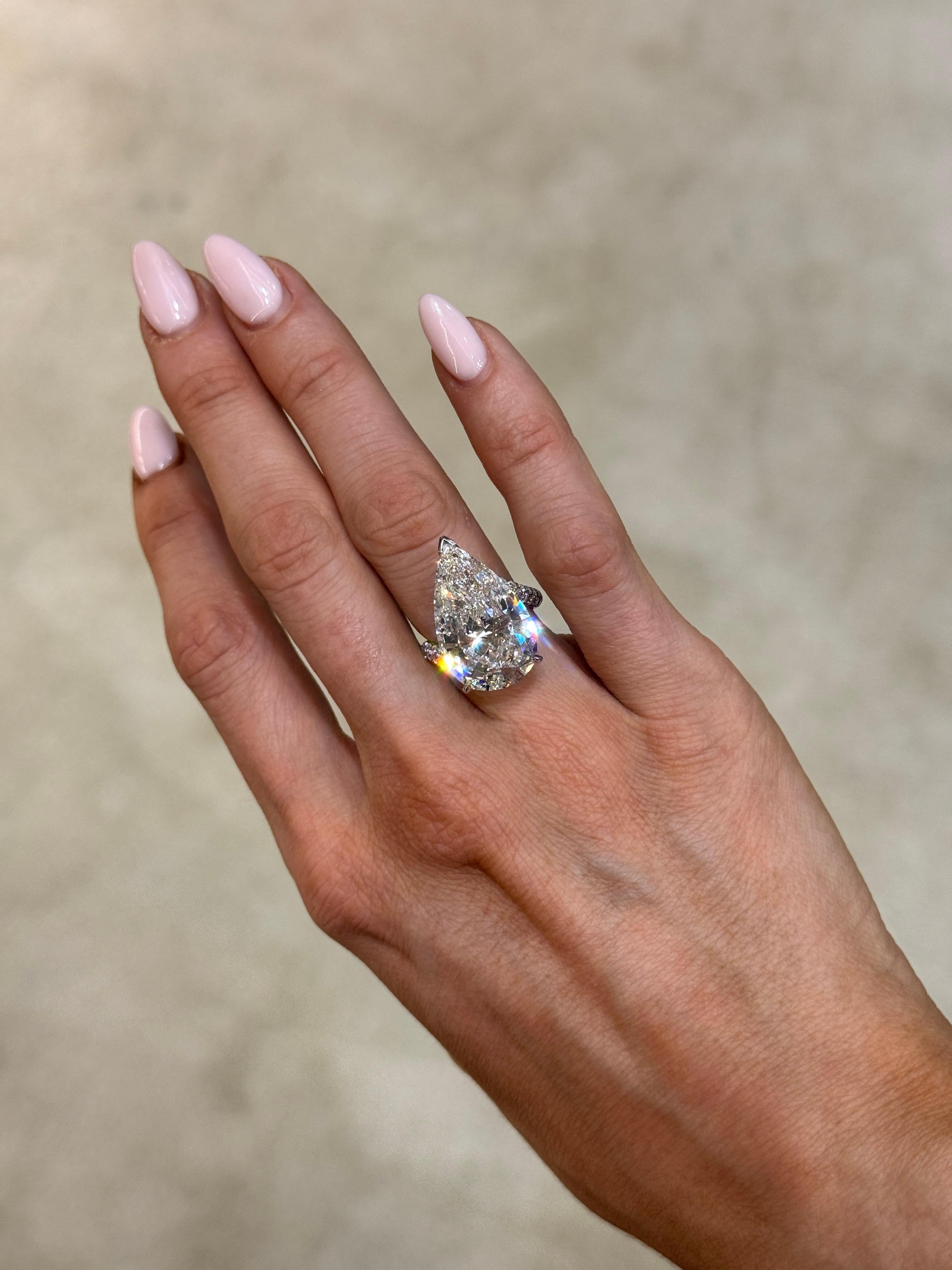 Anillo de compromiso de diamantes en forma de pera de 15,02 quilates en platino

Impresionante muestra de rareza y artesanía, este extraordinario anillo de compromiso exhibe un diamante en forma de pera de 15,02 quilates, magistralmente engastado en