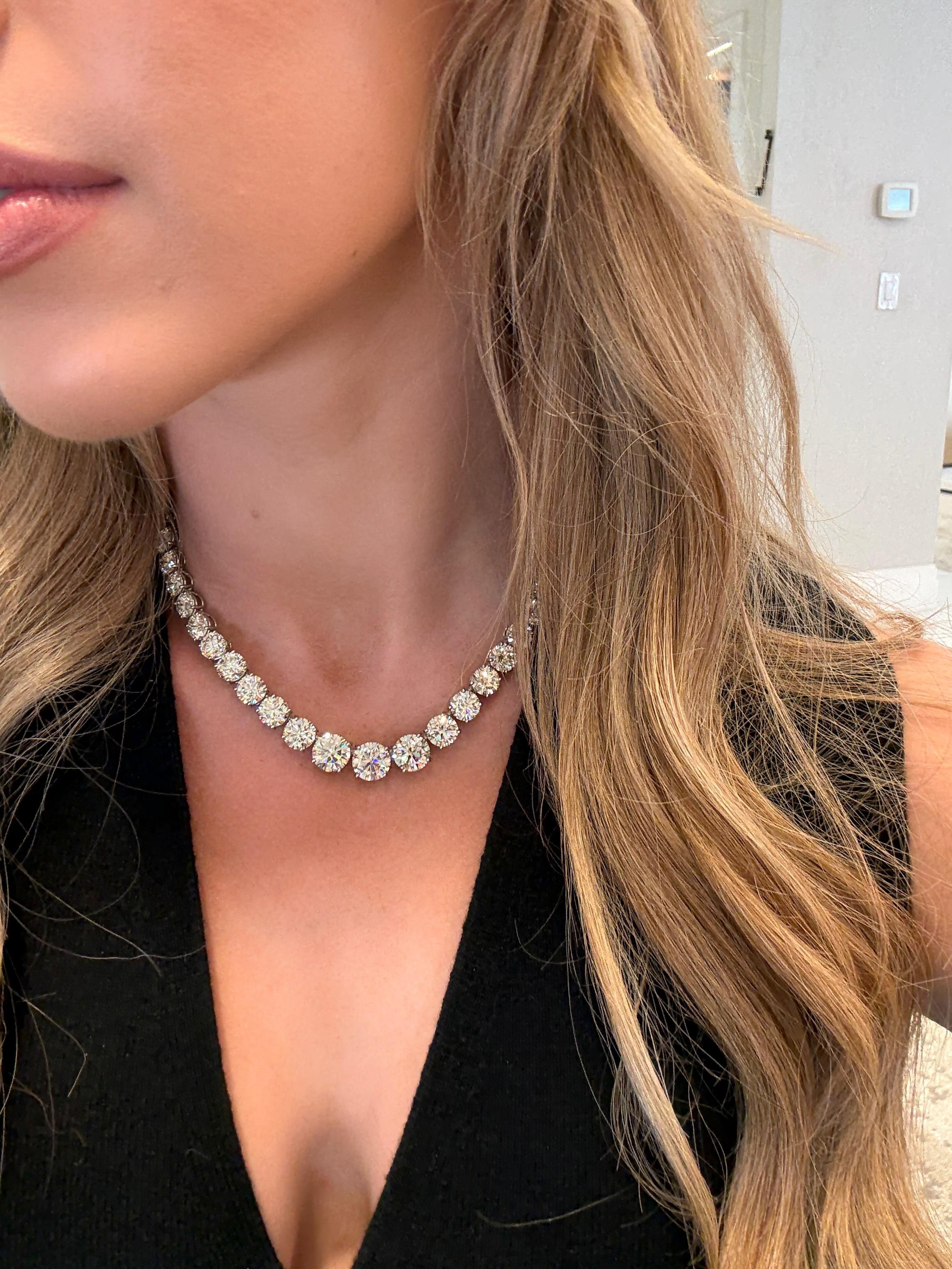Esta gargantilla de diamantes Riviera de 75 quilates es un extraordinario escaparate de brillantez, precisión y sofisticación atemporal. Con 49 diamantes redondos de talla brillante, cada uno meticulosamente elegido dentro de un rango de claridad