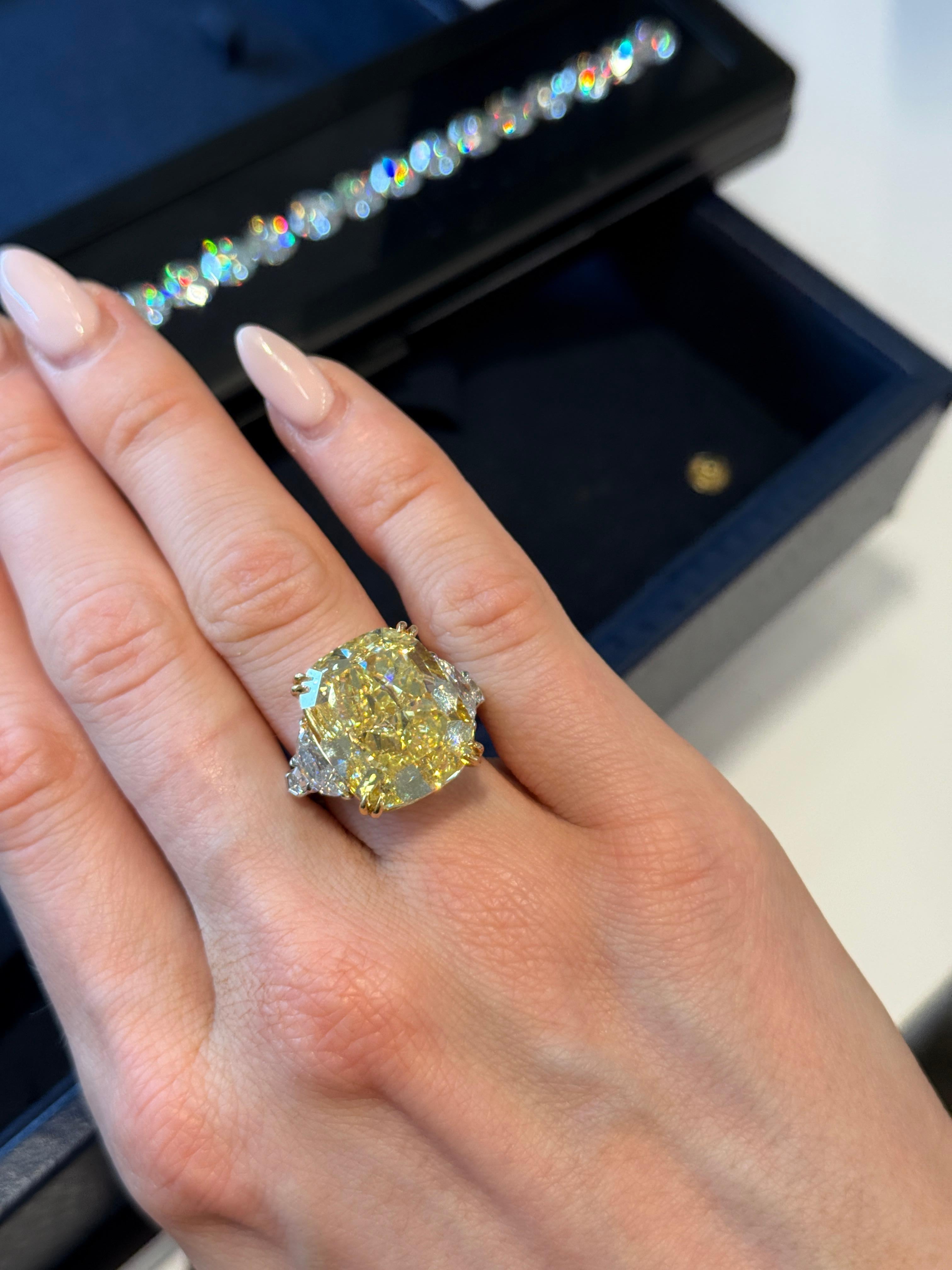 Moderne Bague de fiançailles en diamant jaune intense de 25 carats certifiée GIA en vente