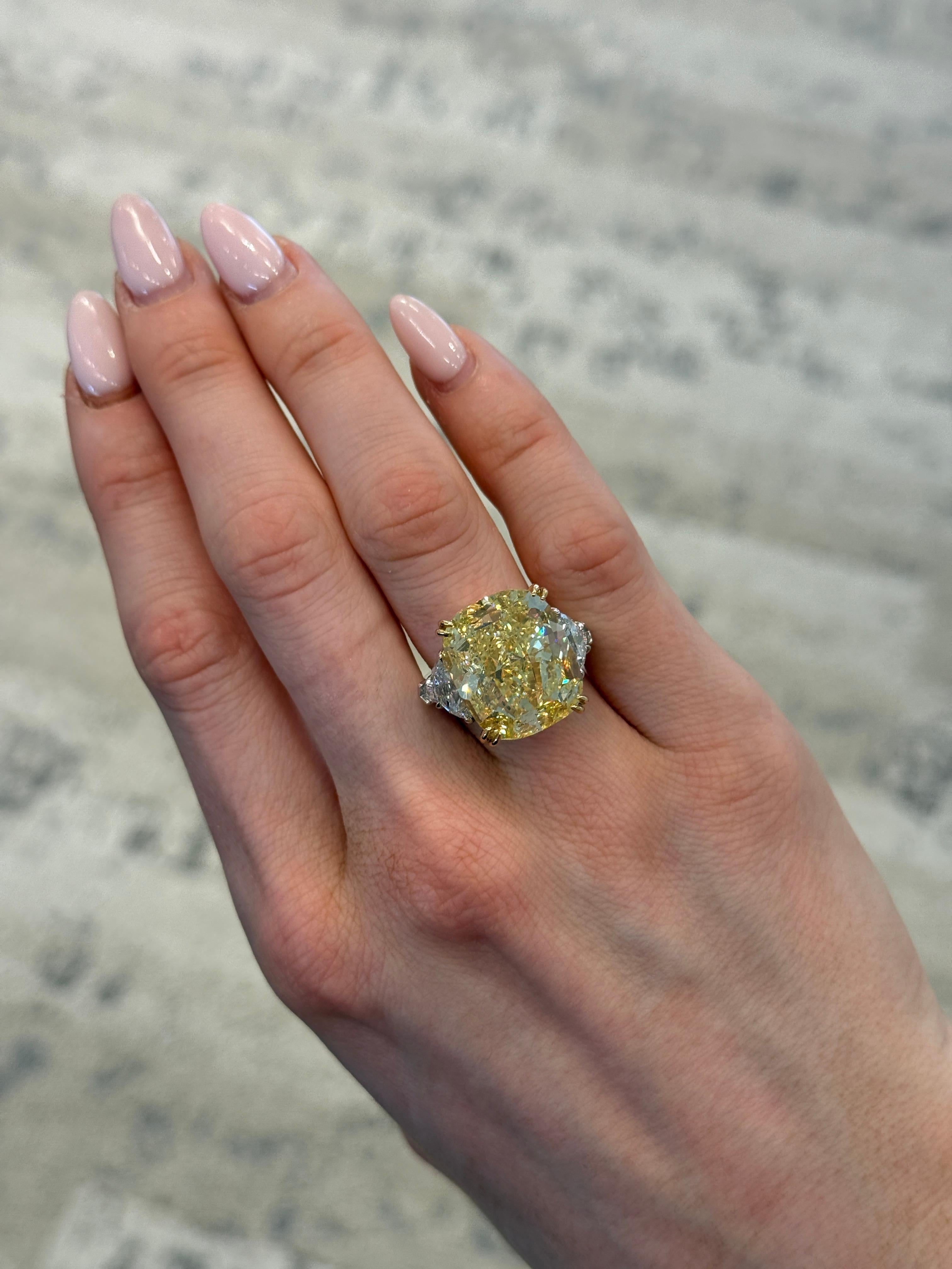 Taille coussin Bague de fiançailles en diamant jaune intense de 25 carats certifiée GIA en vente