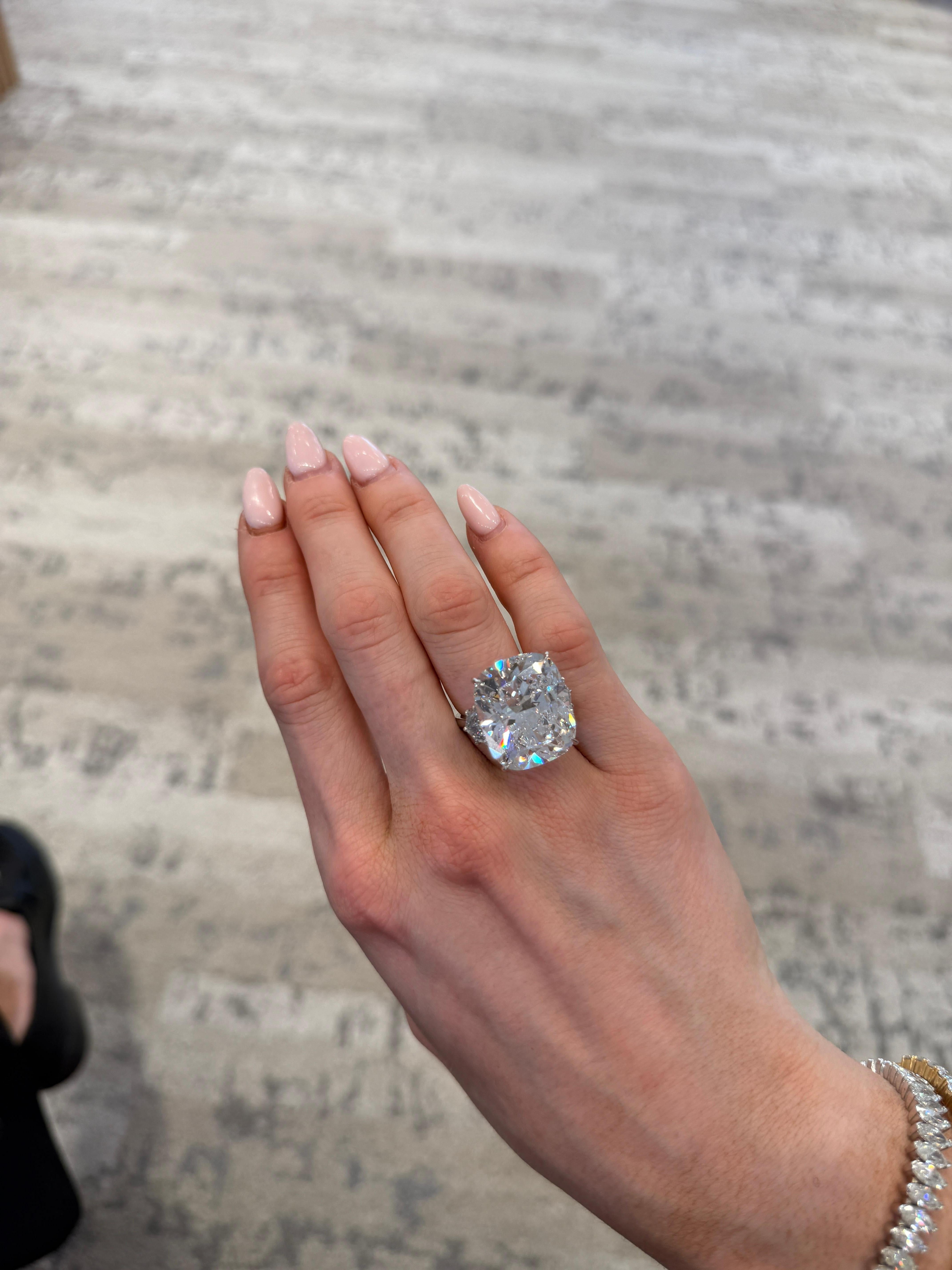 Anello di fidanzamento con diamante brillante a cuscino da 30,69 carati con pietre laterali a spatola  Certificato GIA

Capolavoro unico nella vita, questo anello eccezionale mette in mostra un diamante taglio Brilliante da 30,69 carati, certificato