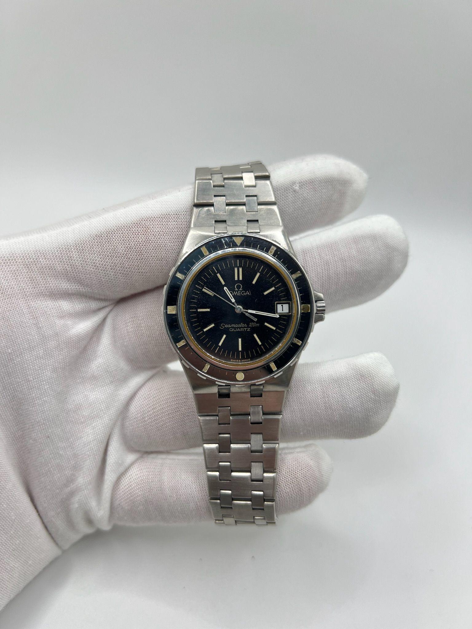 Découvrez l'emblématique Omega Seamaster PloProf 120M Jacques Mayol, une montre qui allie une durabilité légendaire à une élégance discrète. Logé dans un boîtier en acier inoxydable de 37 mm, ce modèle se distingue par son cadran noir et son design
