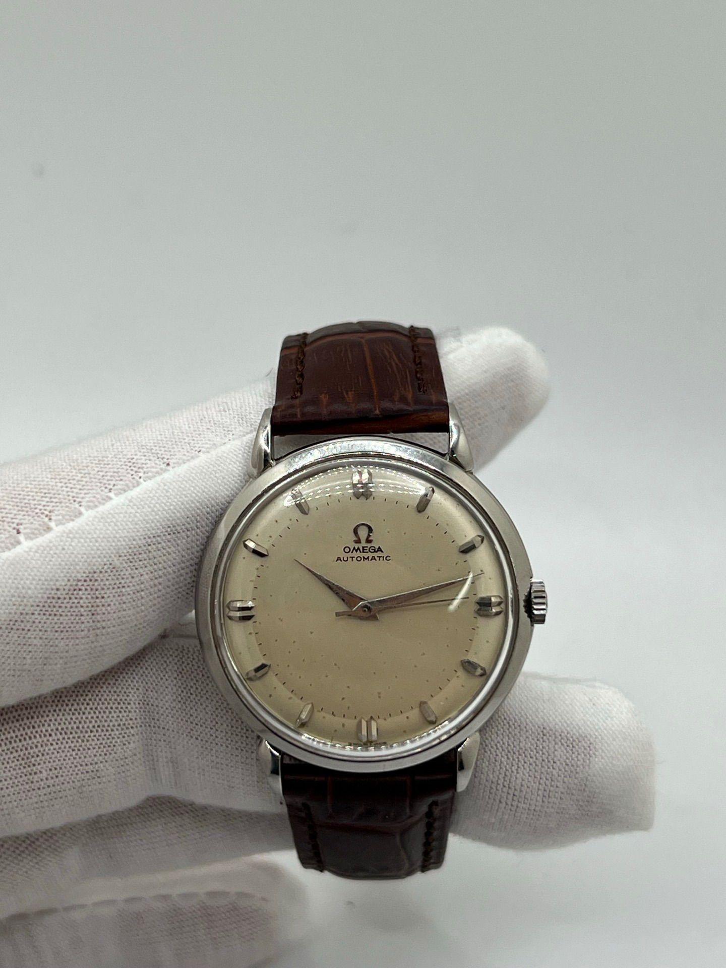 Die Omega Bumper 2446-1 aus den 1960er Jahren ist ein klassischer Vintage-Zeitmesser, der Eleganz und zeitloses Design perfekt miteinander verbindet. Ihr 35-mm-Edelstahlgehäuse bietet Langlebigkeit und ein schlankes Profil, während das silberne