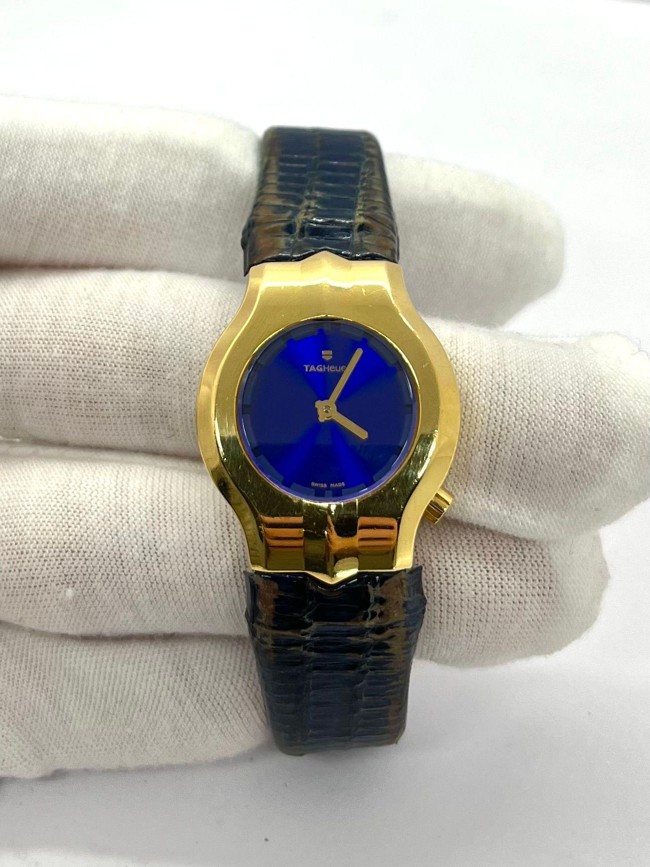 Die TAG Heuer Alter Ego WP1442 vereint Modernität und Eleganz und besticht durch ihr 28-mm-Gehäuse aus Gelbgold und ihr tiefblaues Zifferblatt. Das minimalistische Design ohne Ziffern sorgt für einen raffinierten, klaren Look. Diese Damenuhr bringt
