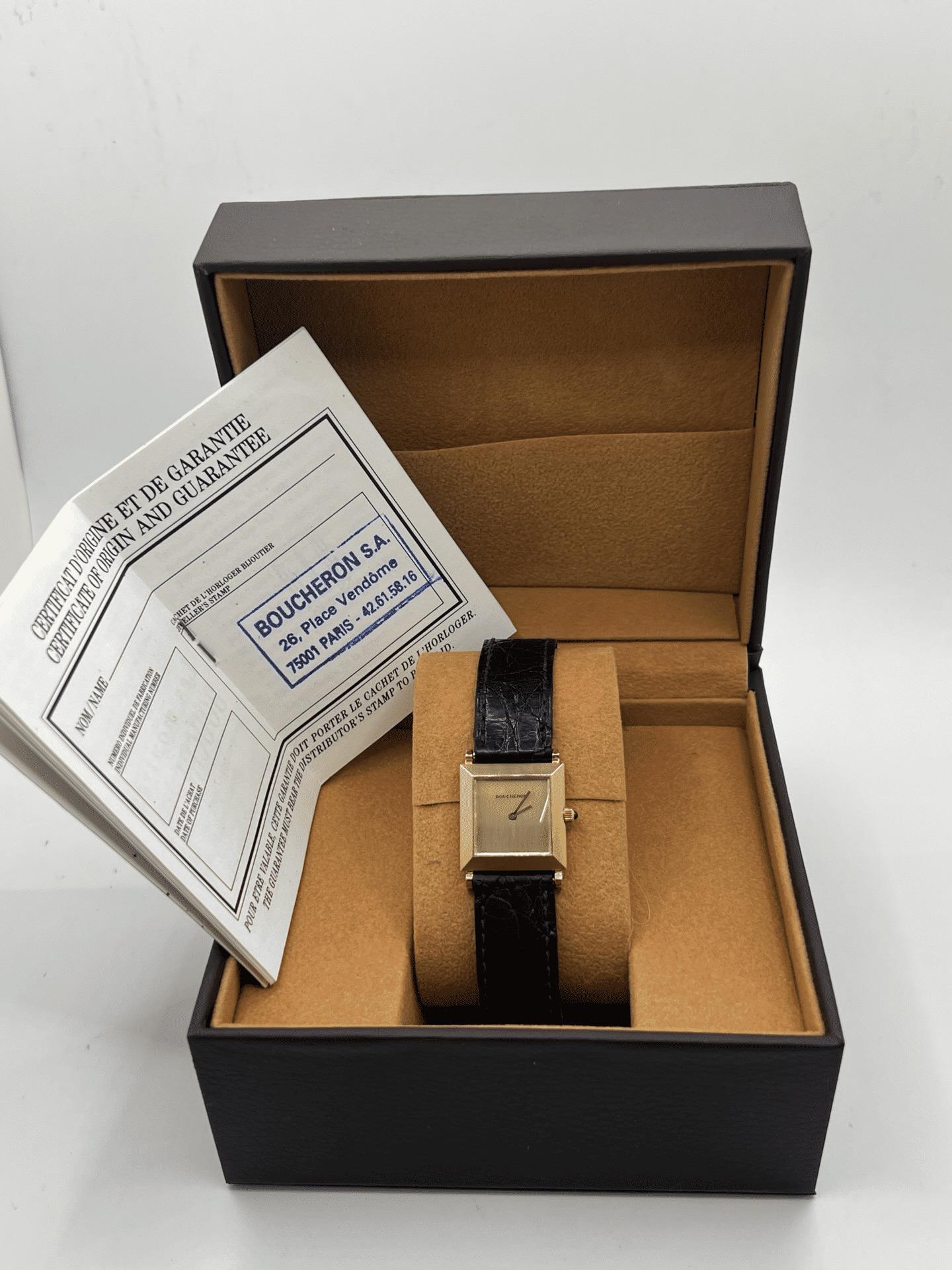 Scopri l'eleganza senza tempo del Boucheron Carrée, un vero gioiello dell'orologeria che riflette una raffinatezza assoluta. Questo modello iconico della prestigiosa Maison Boucheron presenta una cassa in oro giallo 18 carati da 21 mm con linee