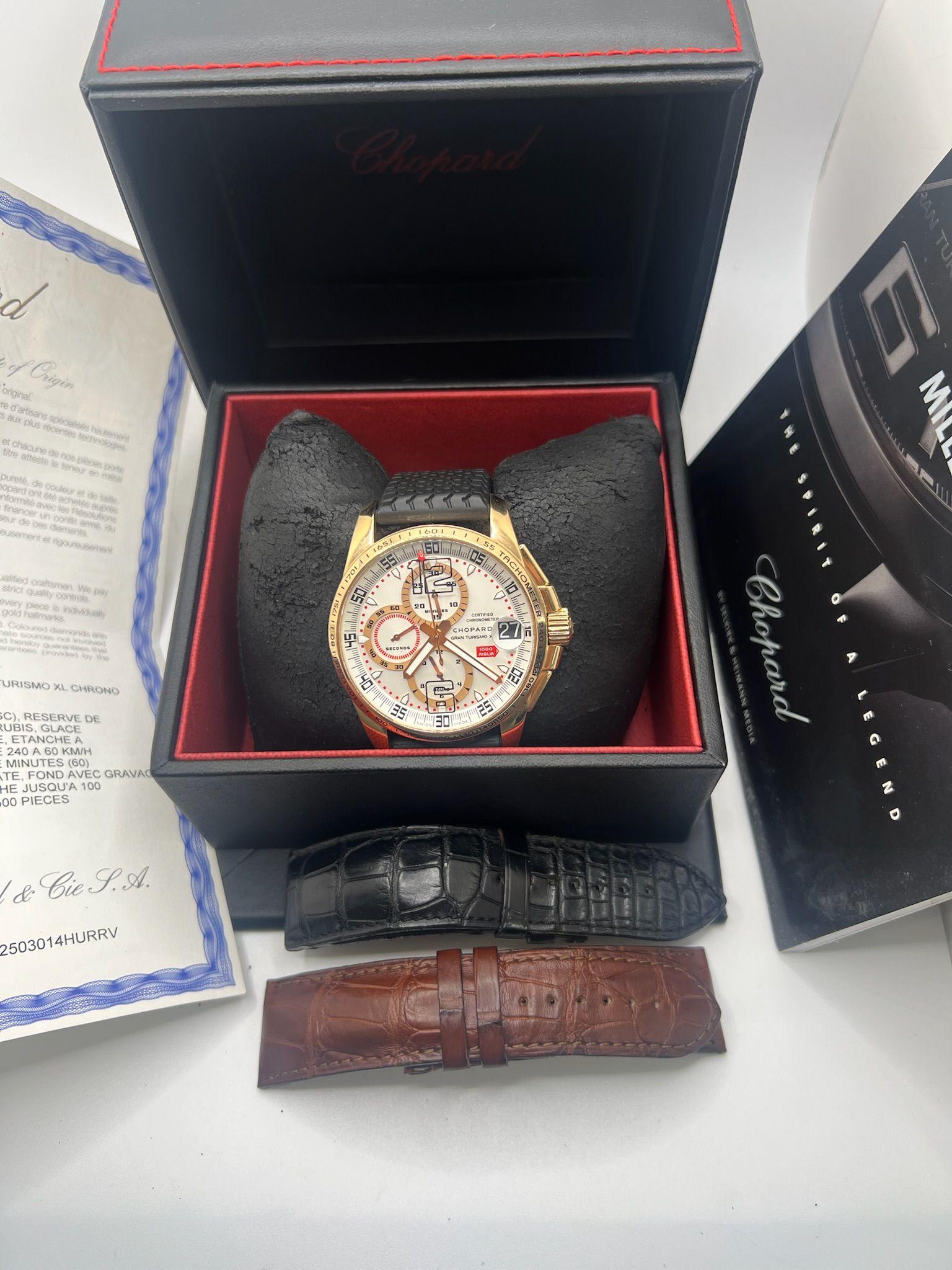 Entdecken Sie die elegante Chopard Mille Miglia GT XL aus 18 Karat Roségold (Referenz 161268-5003), ein hervorragender Zeitmesser, der die hohe Uhrmacherkunst perfekt mit dem Geist des Automobils verbindet. Das auffällige 44-mm-Gehäuse aus Roségold