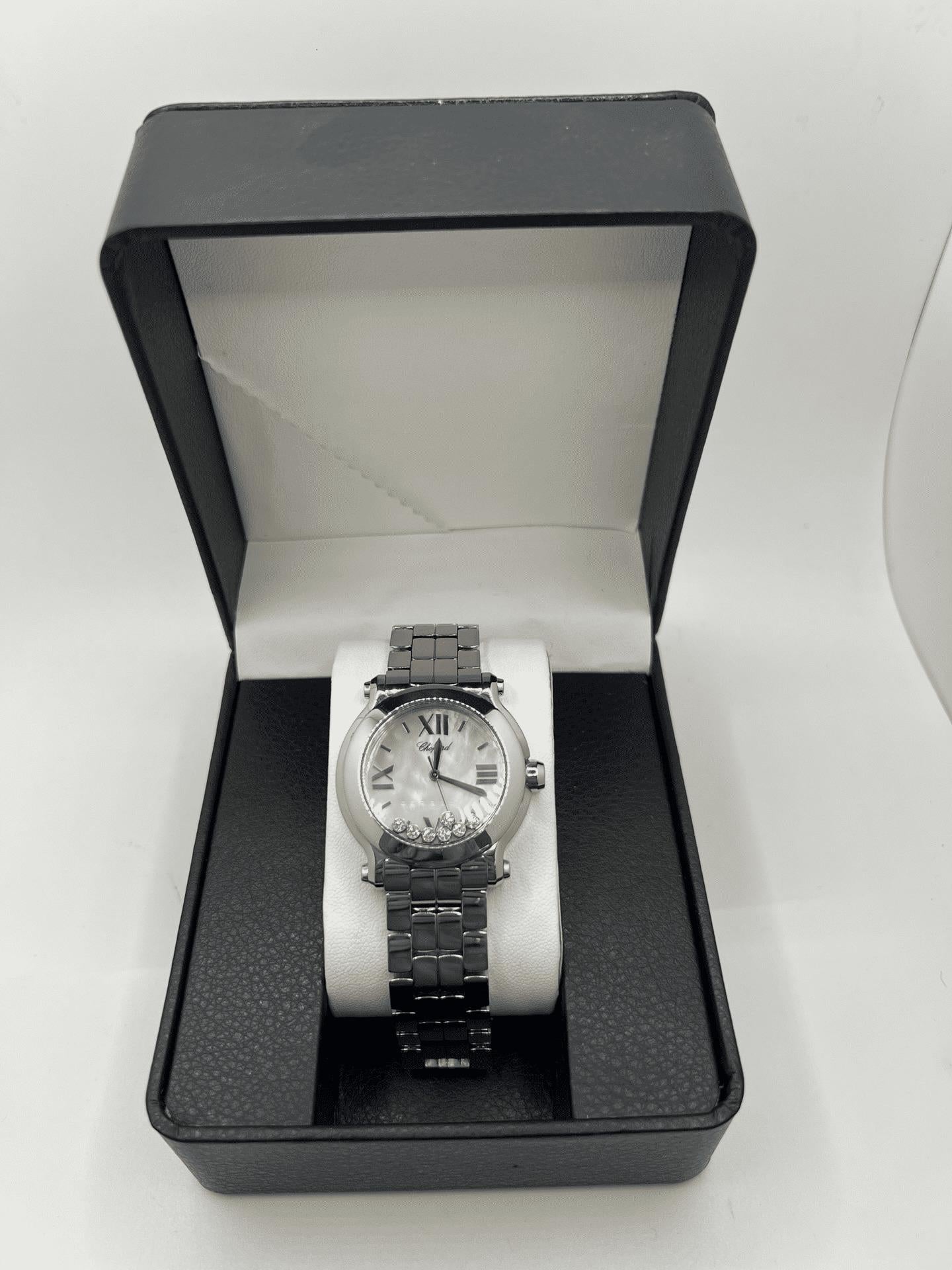 Grace, refinement, and a free spirit define this stunning Chopard Happy Sport, reference 278475-3002. Featuring a 36mm stainless steel case, it perfectly suits the modern woman’s wrist with elegant proportions. The genuine mother-of-pearl dial