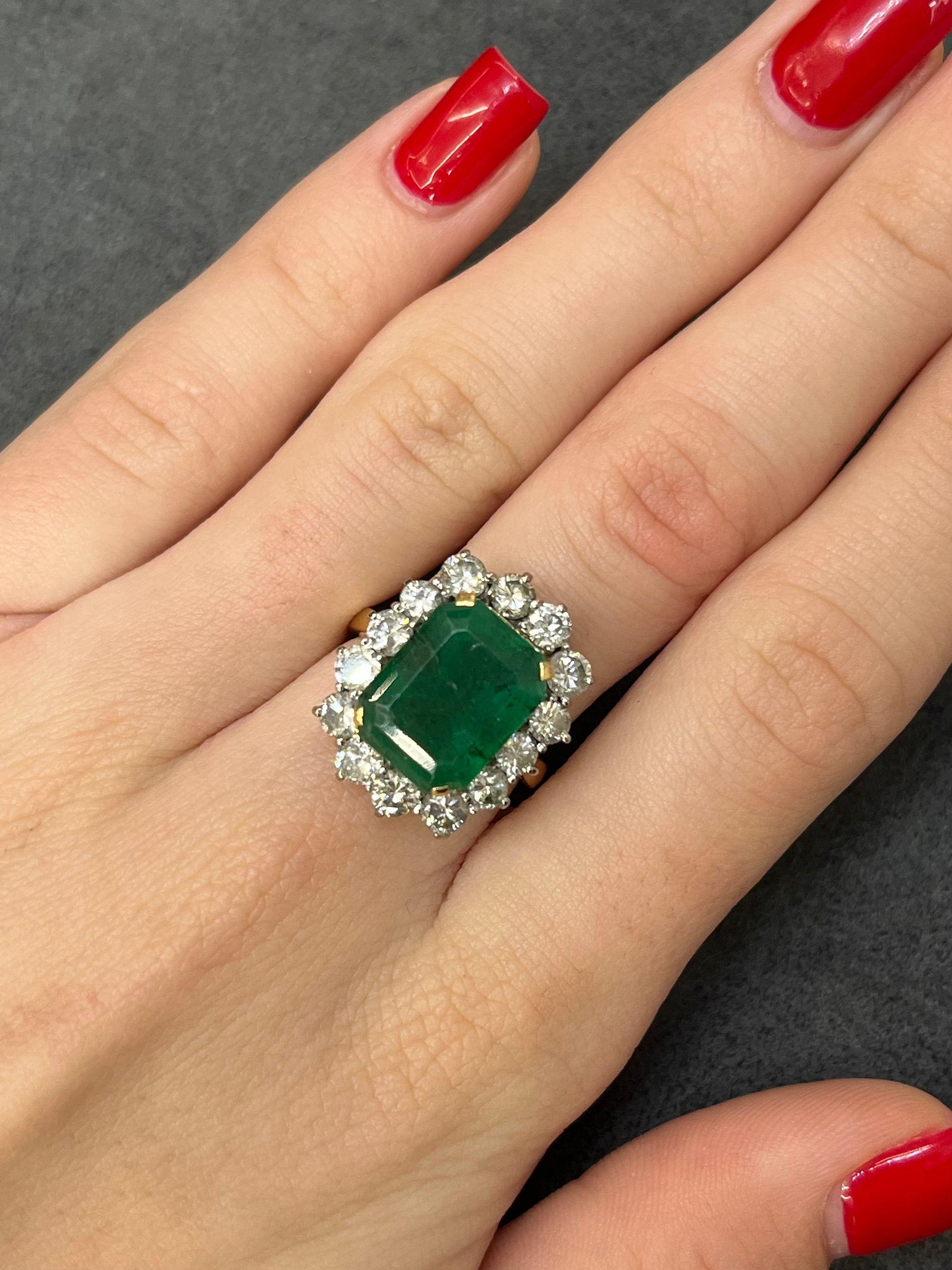 Cette exquise bague en or jaune 18 carats est ornée d'une rare émeraude naturelle pesant 6,80 carats. Cette pierre précieuse d'un vert profond, originaire de Zambie, séduit par sa couleur riche et sa clarté exceptionnelle, renforcée par un