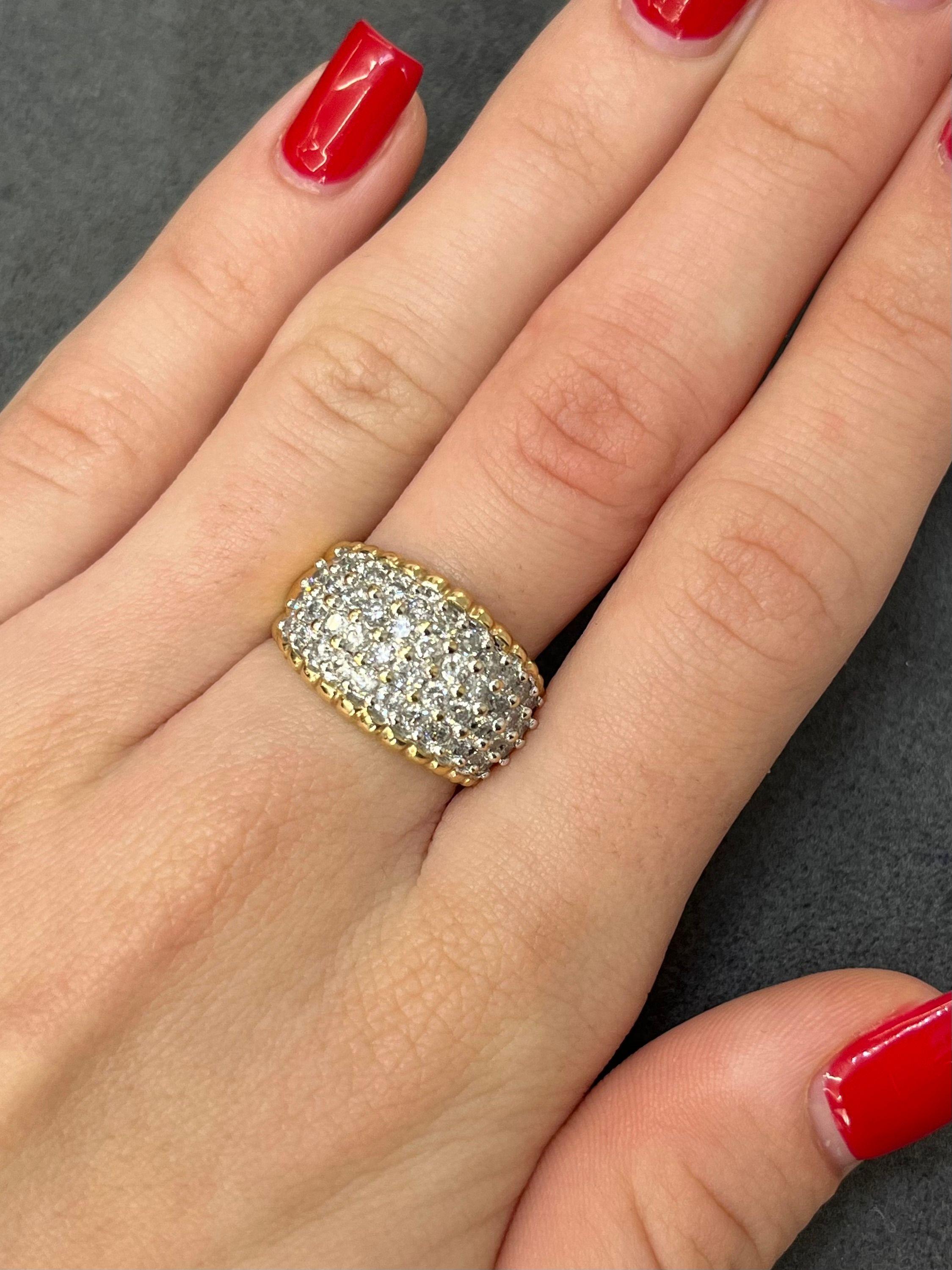 Cette élégante bague est réalisée en or jaune 14 carats (585/1000) et ornée de 44 diamants naturels, totalisant 1,65 carats. Chaque diamant est méticuleusement serti pour rehausser l'éclat de la bague et créer un design sophistiqué et intemporel.