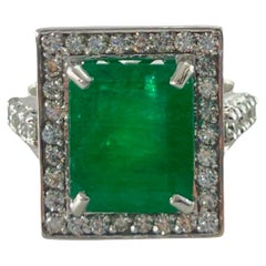 Bague en or blanc avec émeraude 6 ct et diamants