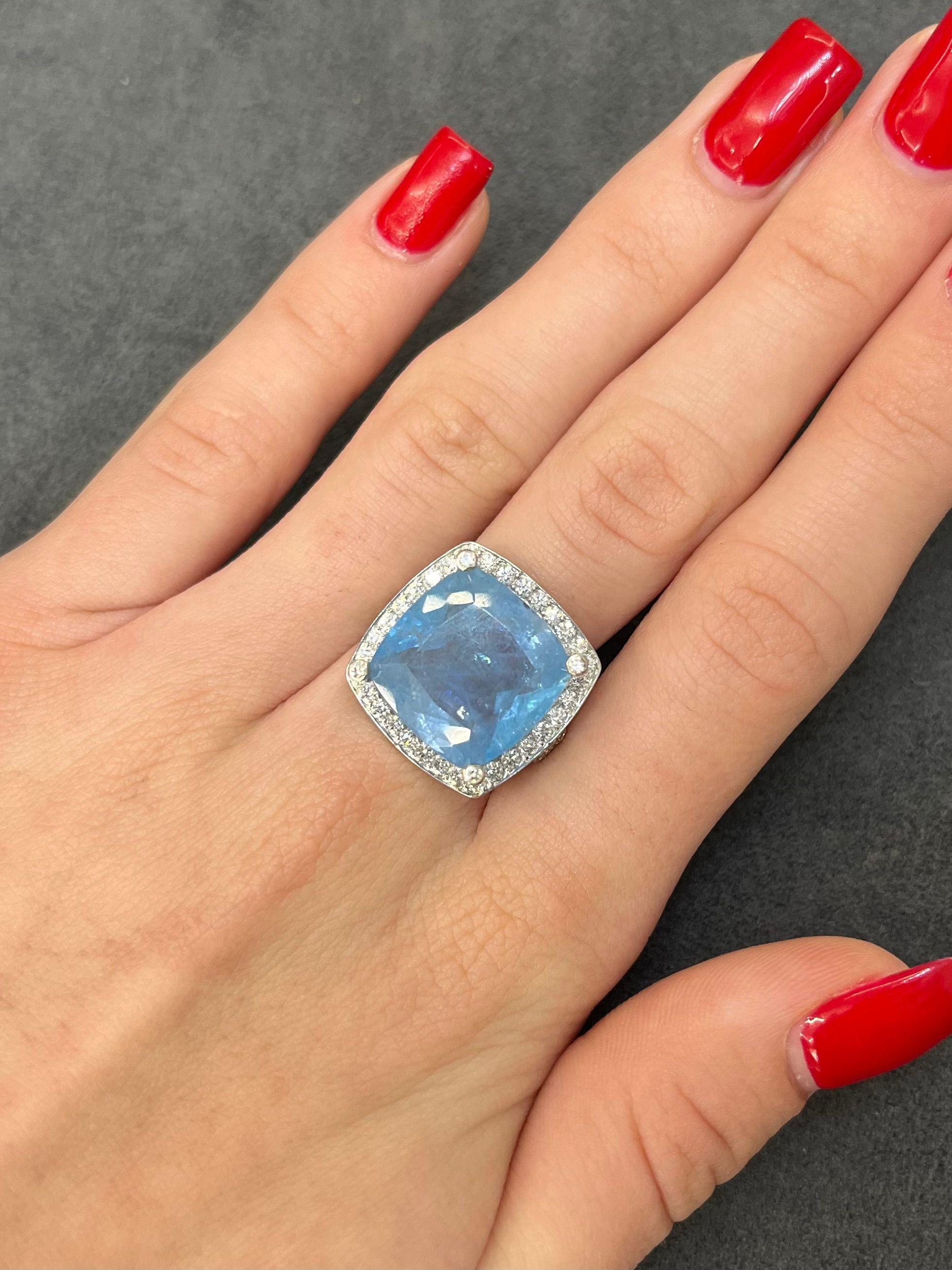 Questo eccezionale anello è realizzato in oro bianco 18 carati (750/1000) e presenta al centro una splendida acquamarina da 11,12 carati. Le inclusioni interne uniche della gemma le conferiscono un carattere distinto, rendendo questo pezzo davvero