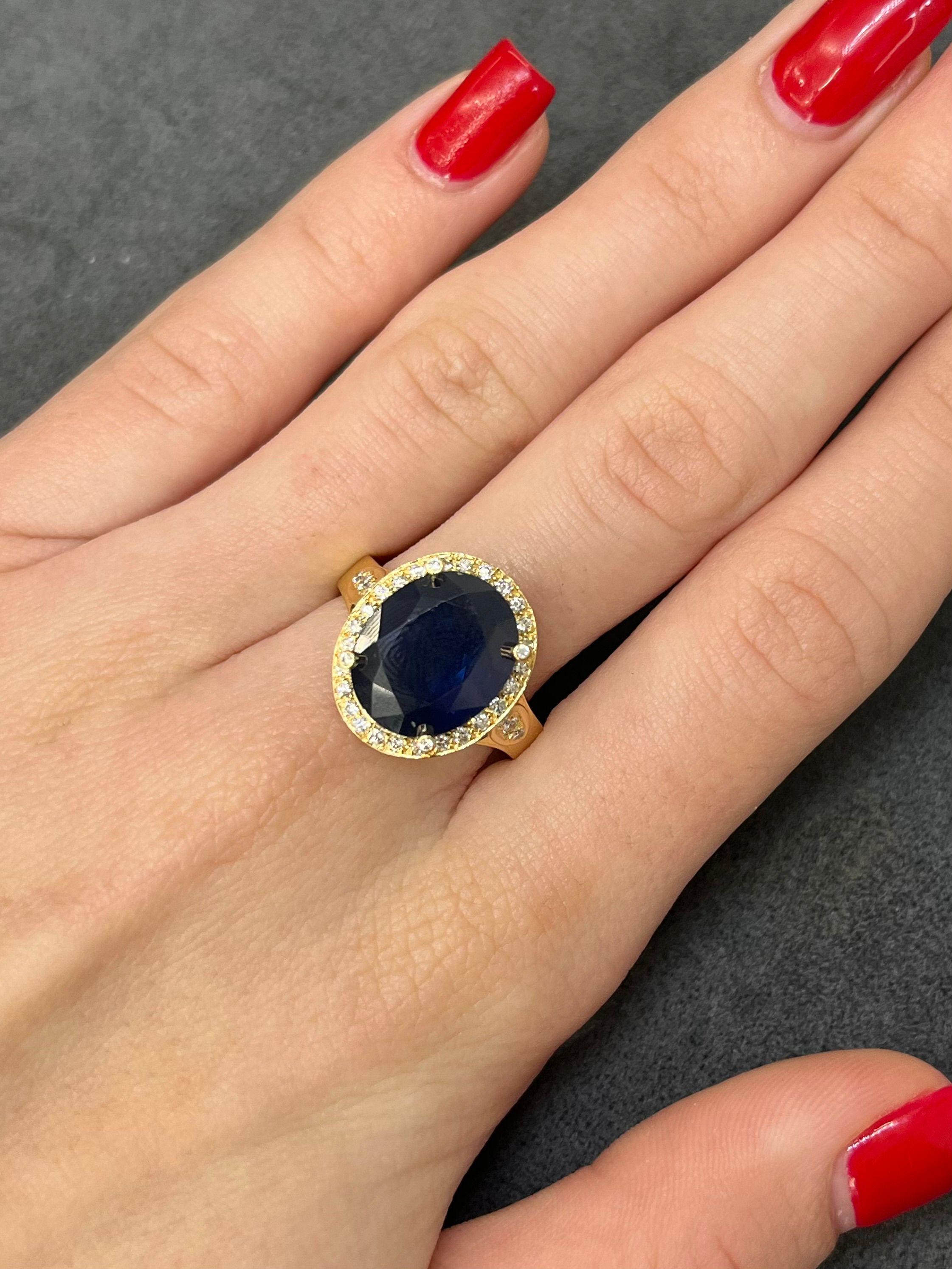 Cette élégante bague est réalisée en or jaune 18 carats (750/1000) et met en valeur un magnifique saphir naturel d'environ 7 carats. Avec sa couleur profonde et captivante, le saphir occupe le devant de la scène, dégageant un charme intemporel et