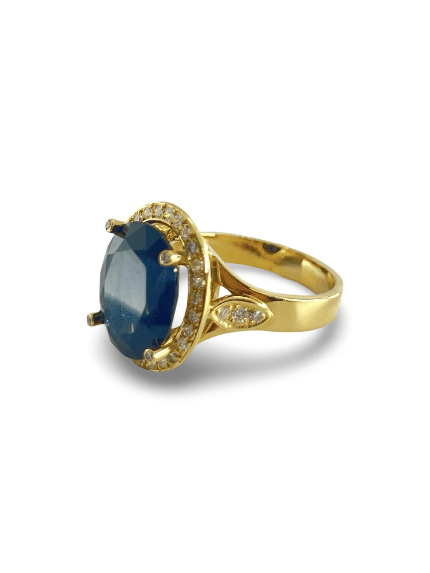 Art déco Bague en or jaune avec saphir de 7 carats et diamants en vente
