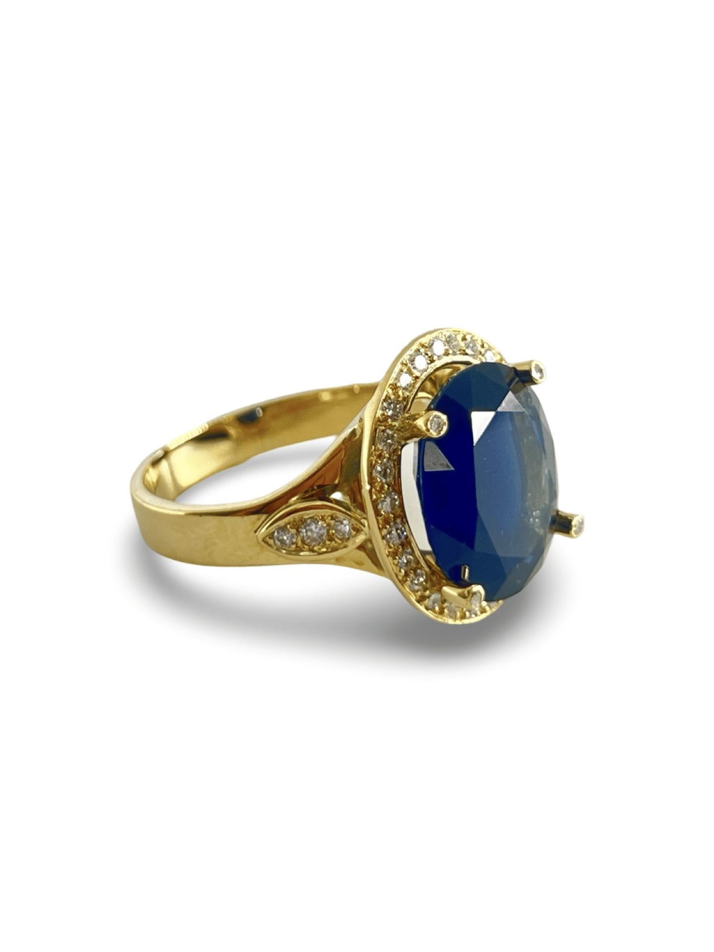 Bague en or jaune avec saphir de 7 carats et diamants Pour femmes en vente